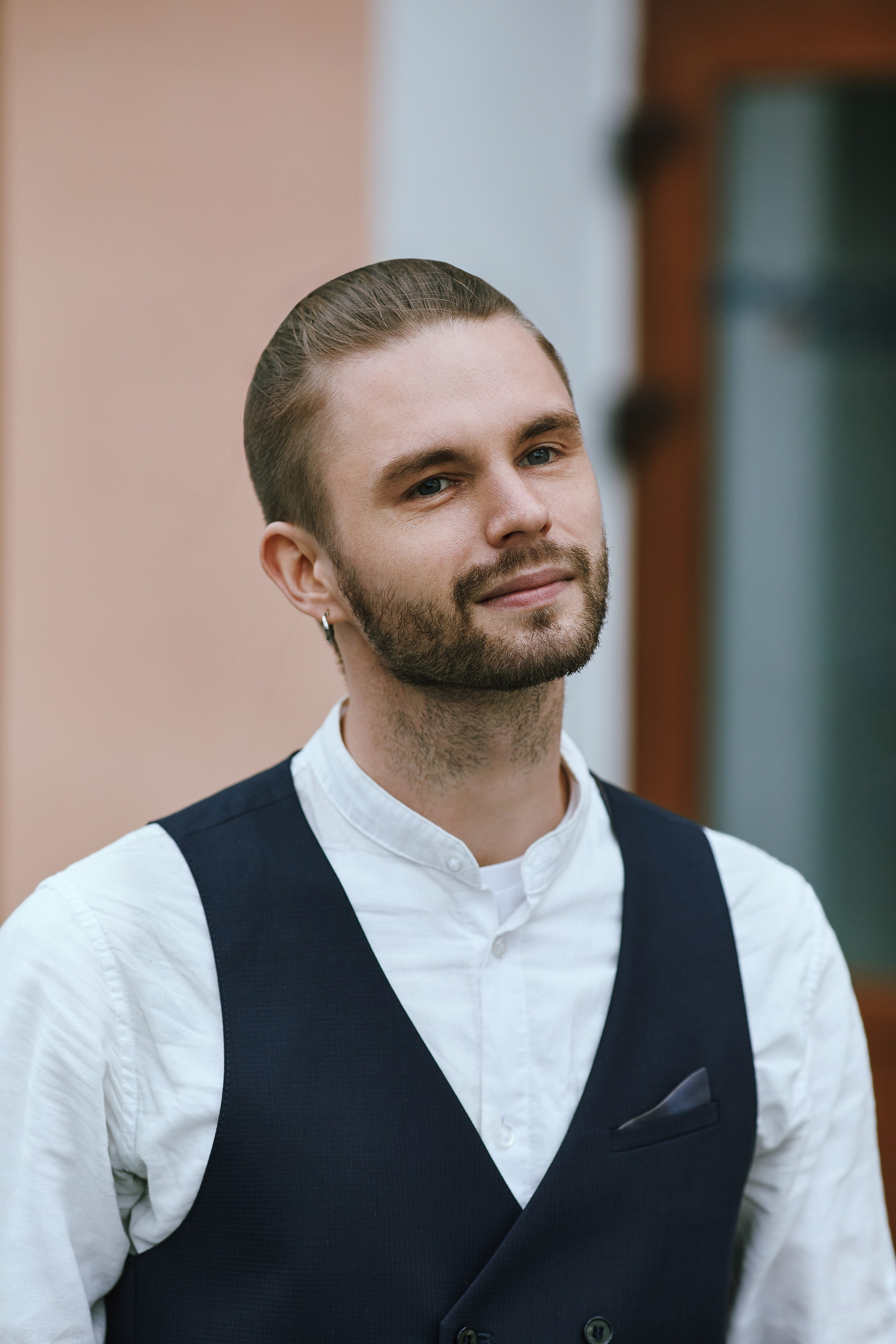 Портрет мужчины в классическом чёрно-белом костюме крупным планом