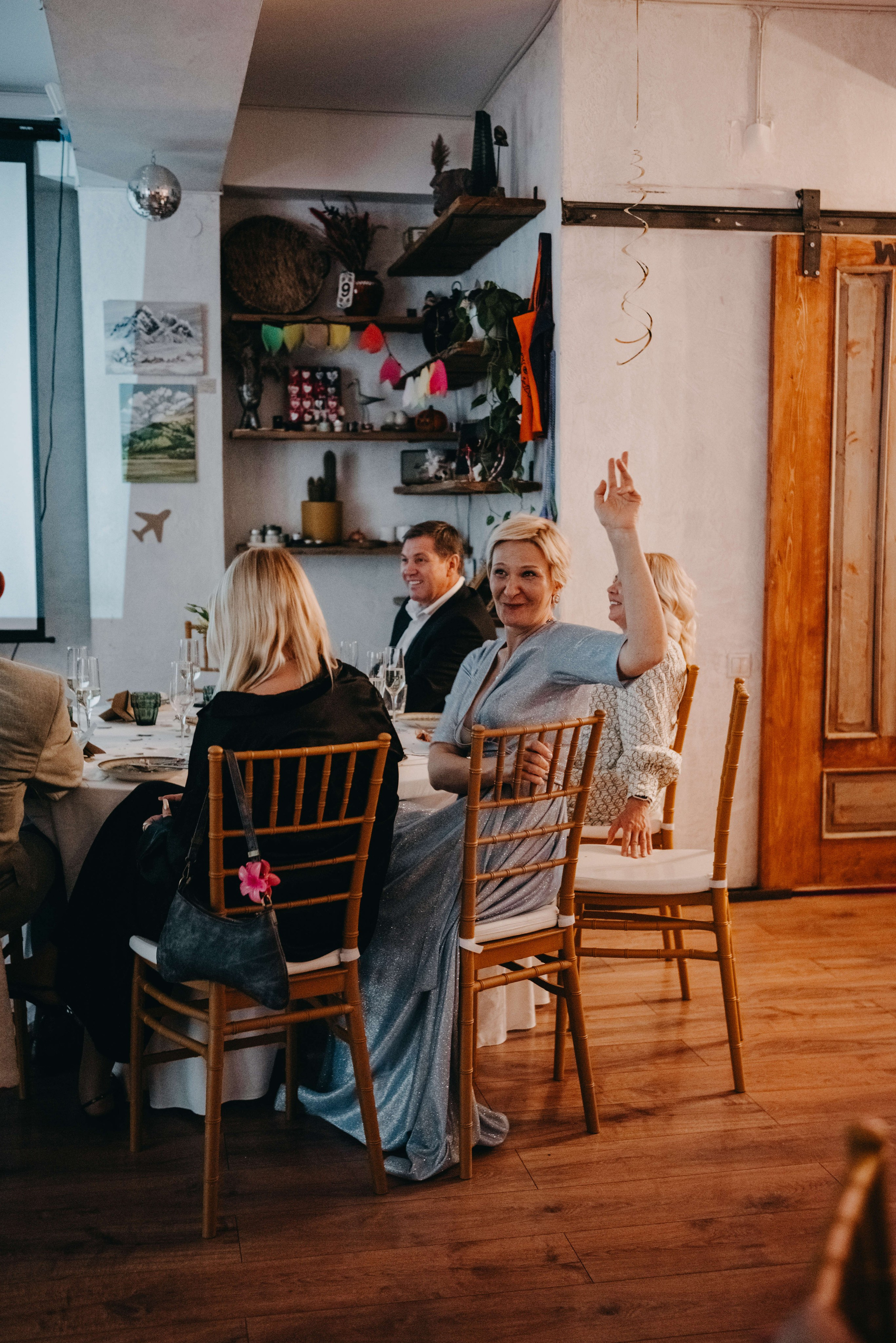 Годовщина свадьбы в кафе. Портретный и свадебный фотограф в Тбилиси • xeniqo