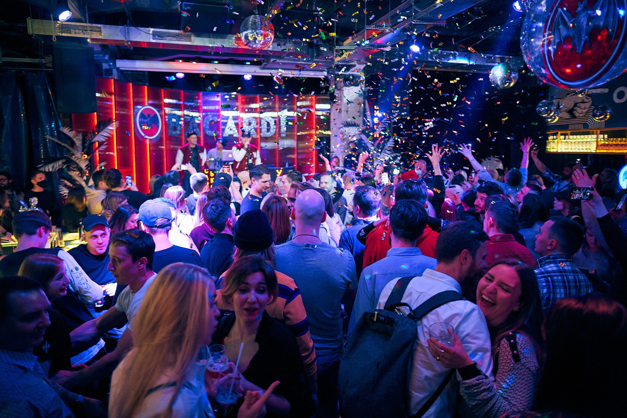 Фотограф на концерте группы «Мальчишник» — репортажная съёмка в баре. Репортажный фотограф в Москве — Дмитрий Тарасов | Съёмка мероприятий, концертов, корпоративов