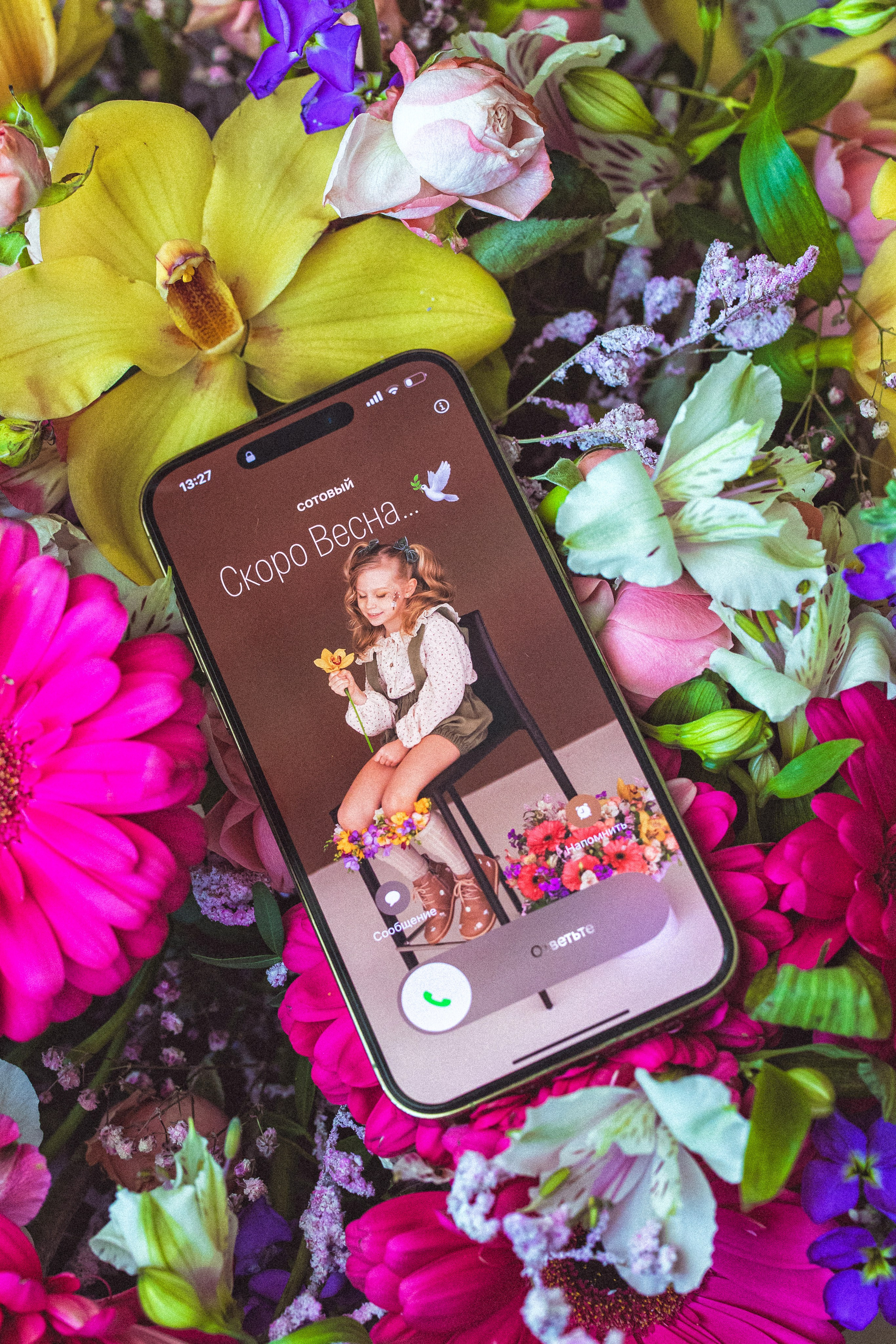 Фотосессия с ярким букетом цветов к 8 марта, 2024 г. Семейный и детский фотограф в Краснодаре Анна Трашкова