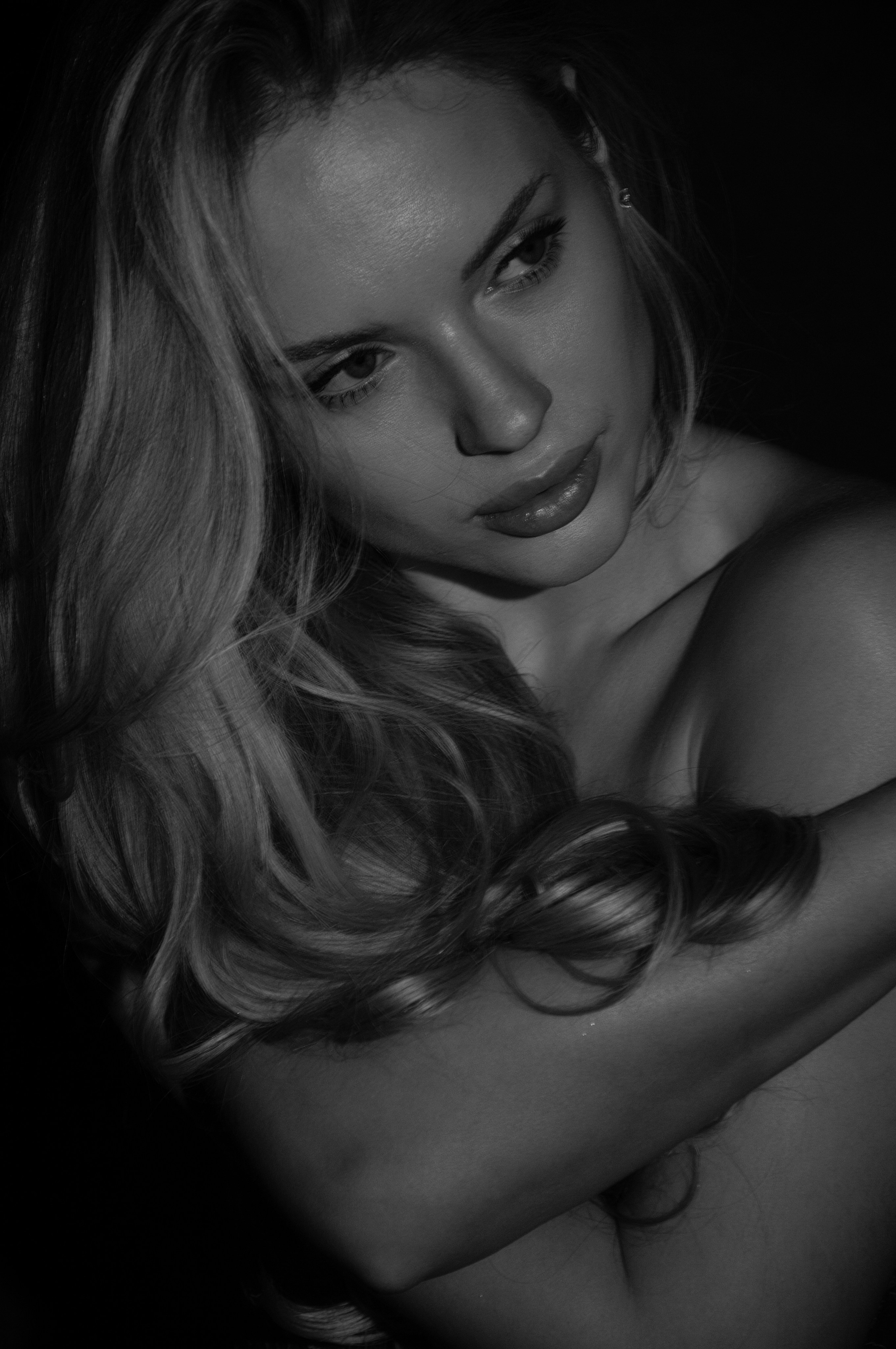 Черно-белый портрет девушки с длинными волосами и обнаженными руками. Фотосессия в Хабаровске для Алены