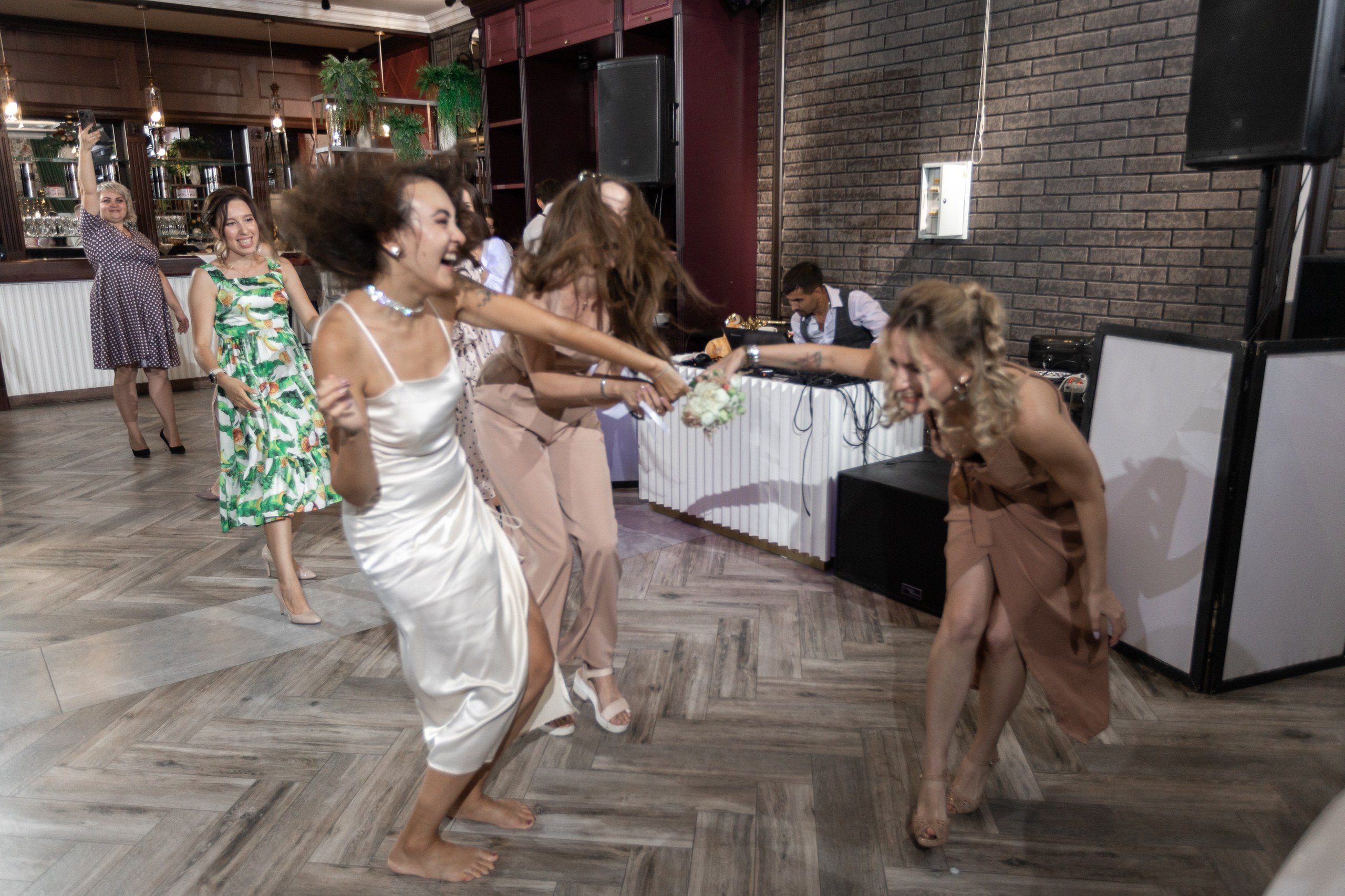 Свадебный фотограф Уфа — Руслан ГабдлисламовЖивые эмоции, красивые кадры, воспоминания на всю жизнь.Работаю по всей Республике Башкортоста. Свадебный фотограф Уфа Руслан Габдлисламов