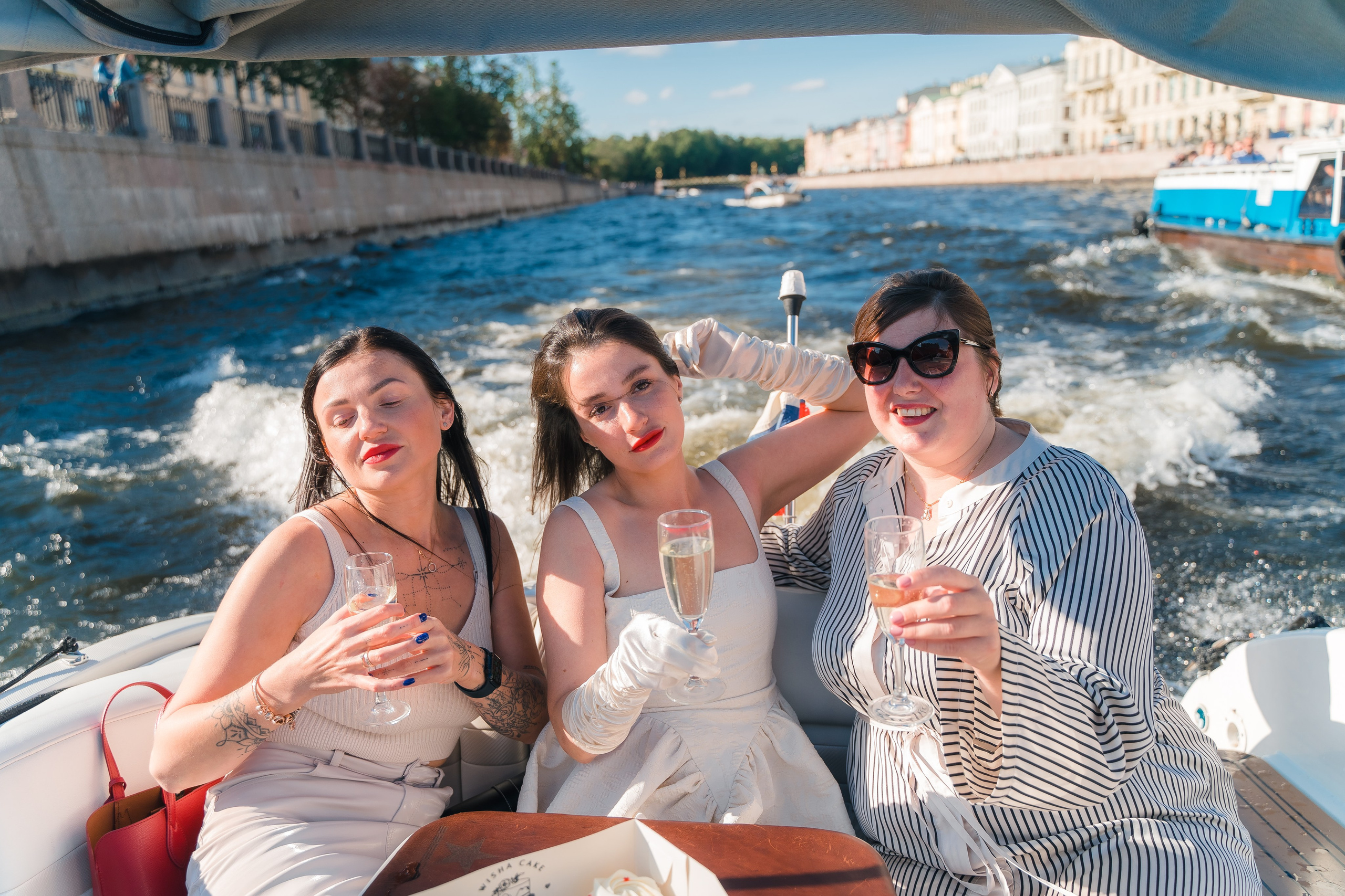 Фотосъемка девичника, встреча девушек, веселые женские портреты