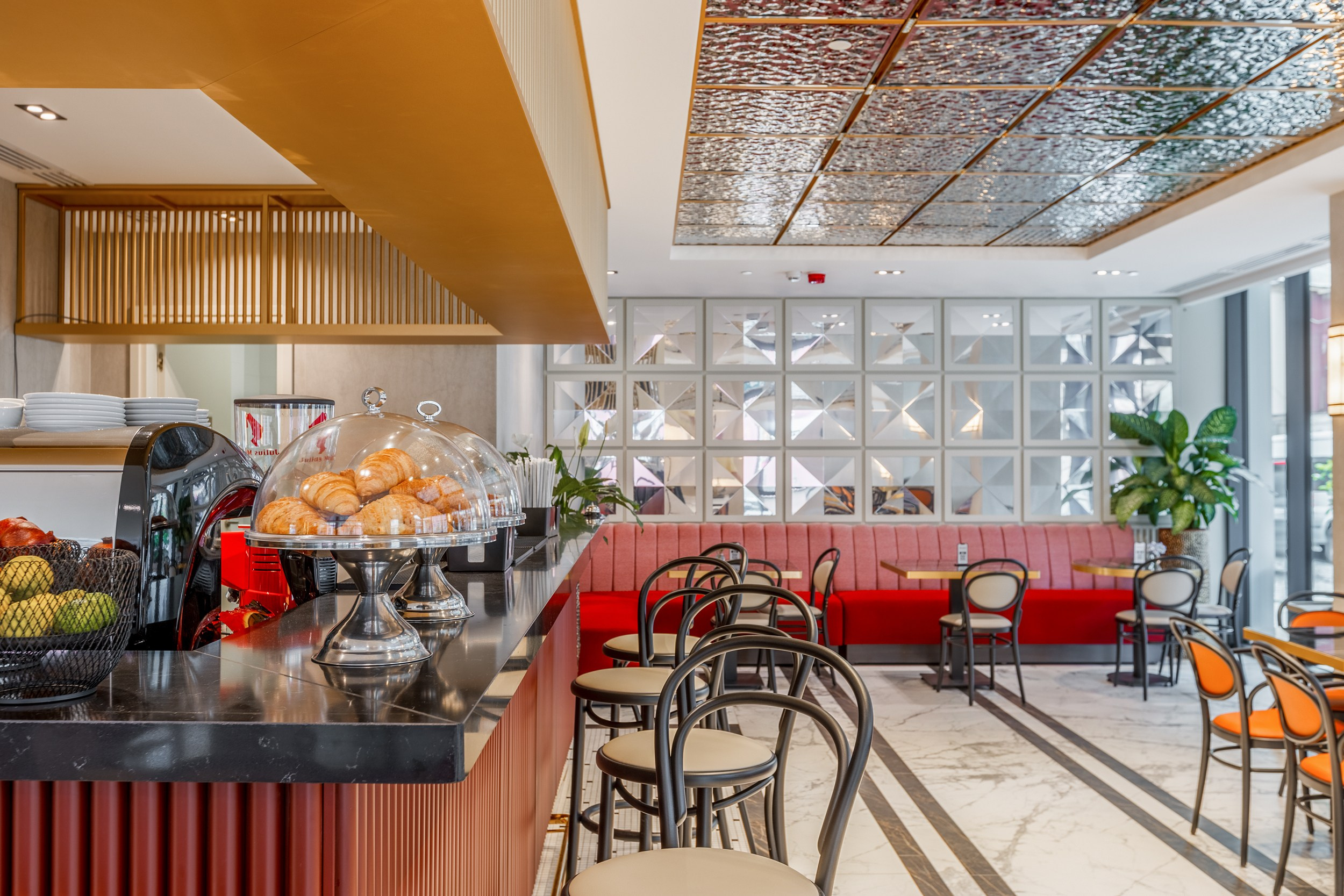 HOTEL PIAZZA EPIGRAPH (BATUMI). Режиссёр, клипмейкер, фотограф — Андрей Охота