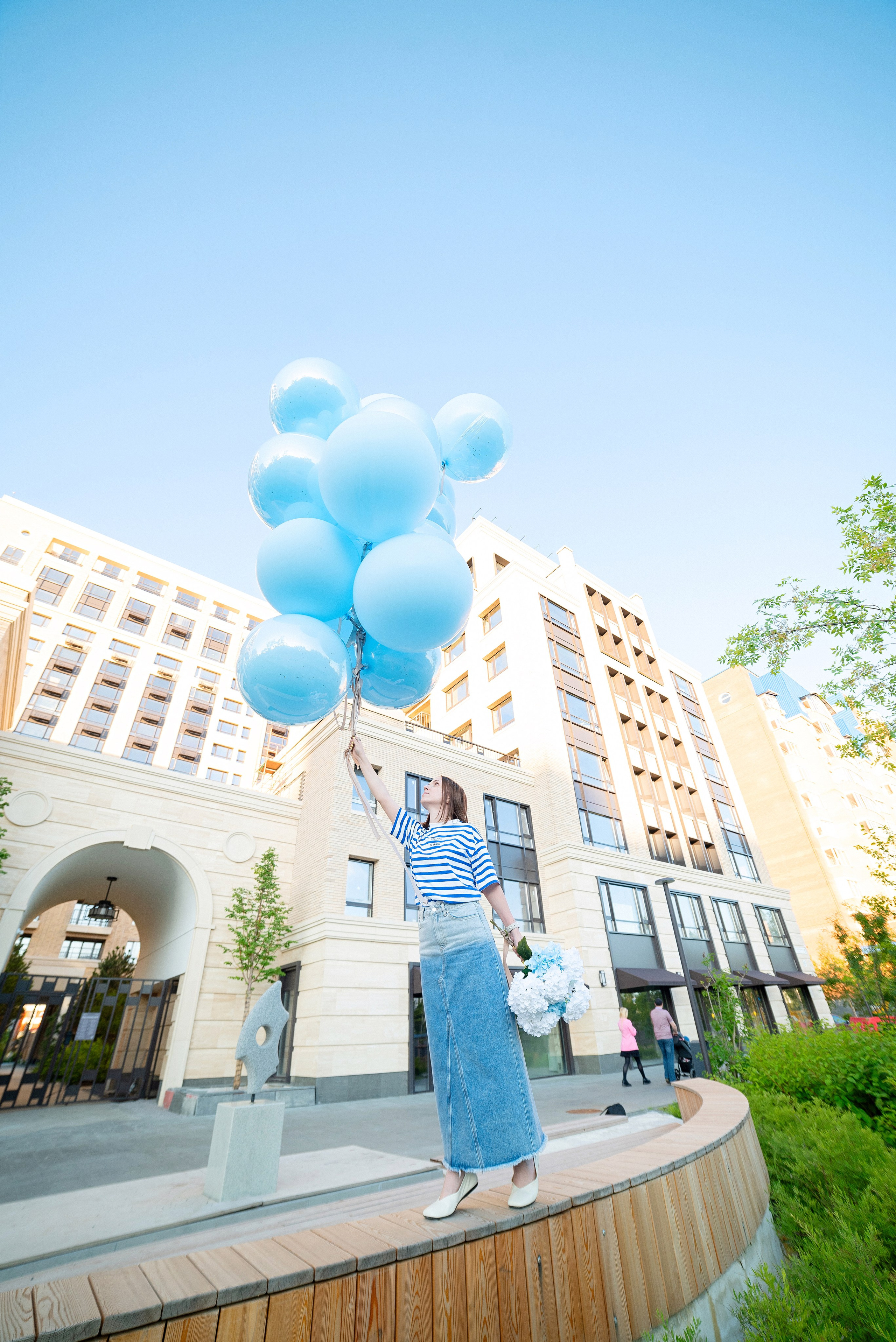 Огромные голубые воздушные шары от ШарЛэнд над живописным городским пейзажем Сургута, снятые фотографом Анной Старцевой.