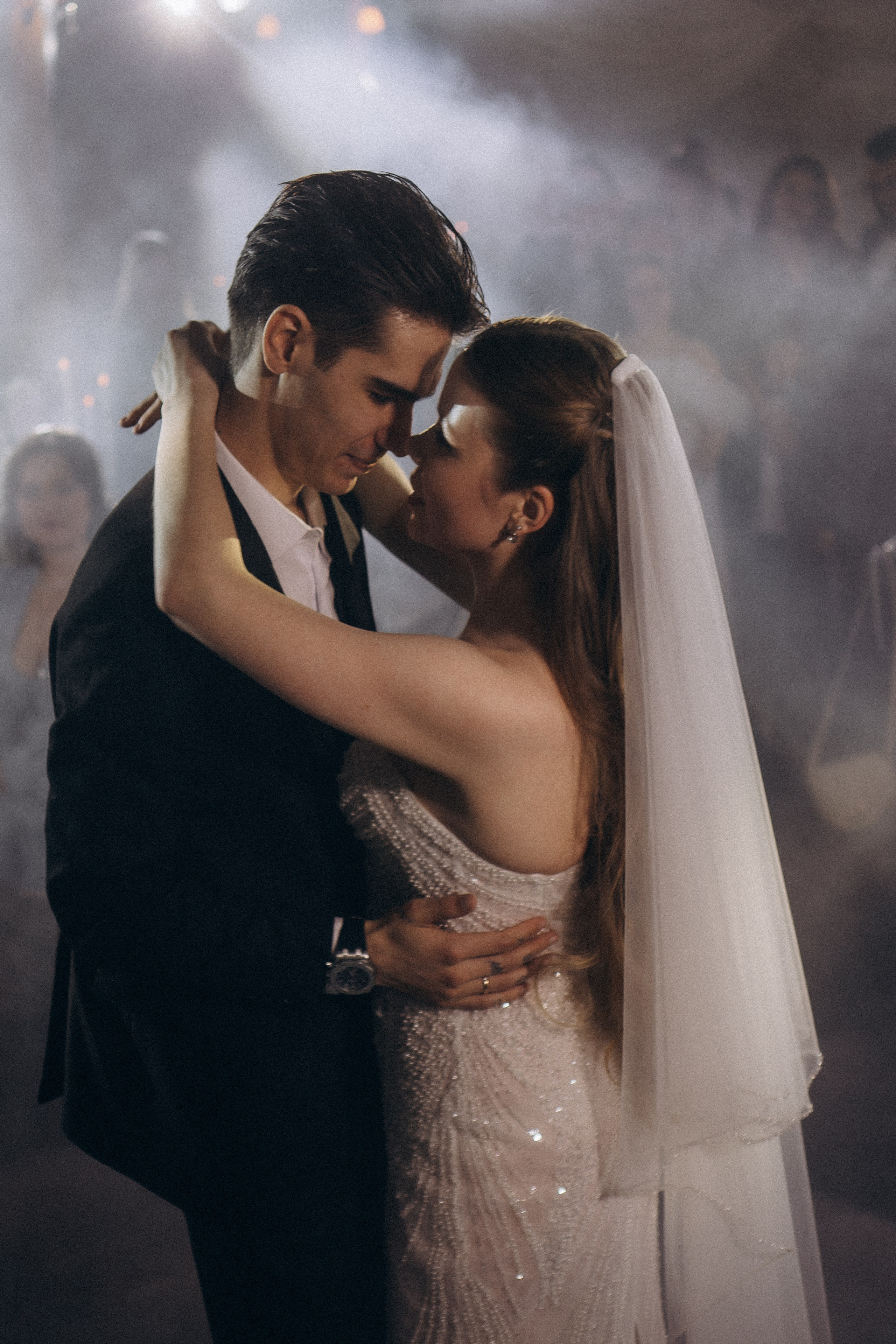 ПЕРВЫЙ ТАНЕЦ МОЛОДЫХ НА БАНКЕТЕ. ТРОГАТЕЛЬНЫЙ МОМЕНТ (СНЯТО В СИБИРЕ В НИЖНЕВАРТОВСКЕ). Профессиональный фотограф, Санкт-Петербург — Виктория Богомолова