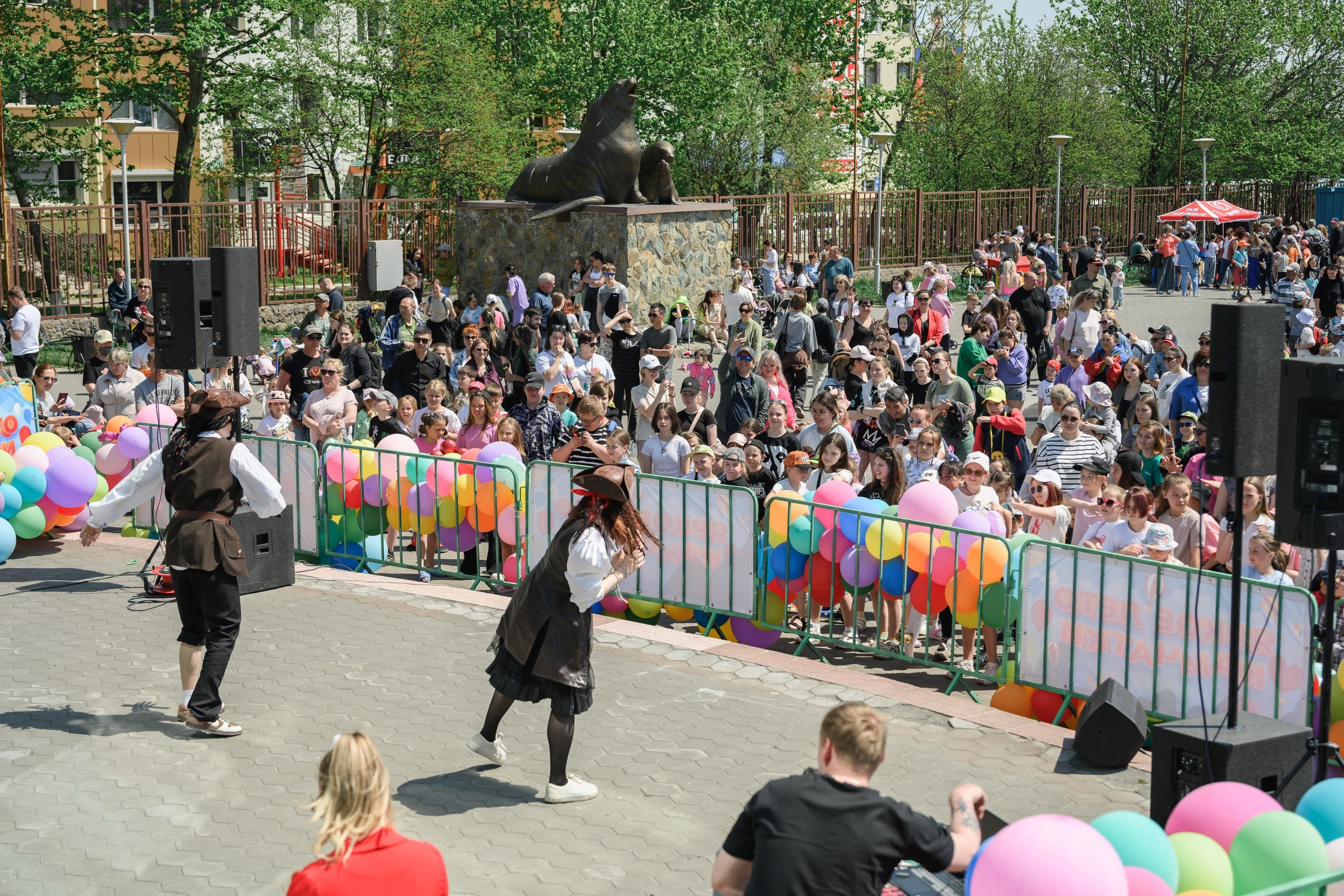 Фотосъемка открытия фонтана в День защиты детей в Петропавловске-Камчатском. Детская фотосессия у фонтана в Петропавловске-Камчатском, Яркие эмоции детей на празднике в Петропавловске-Камчатском. Фотосъемка семейного праздника у фонтана в Петропавловске-Камчатском, Профессиональная съемка детских мероприятий в Петропавловске-Камчатском.  