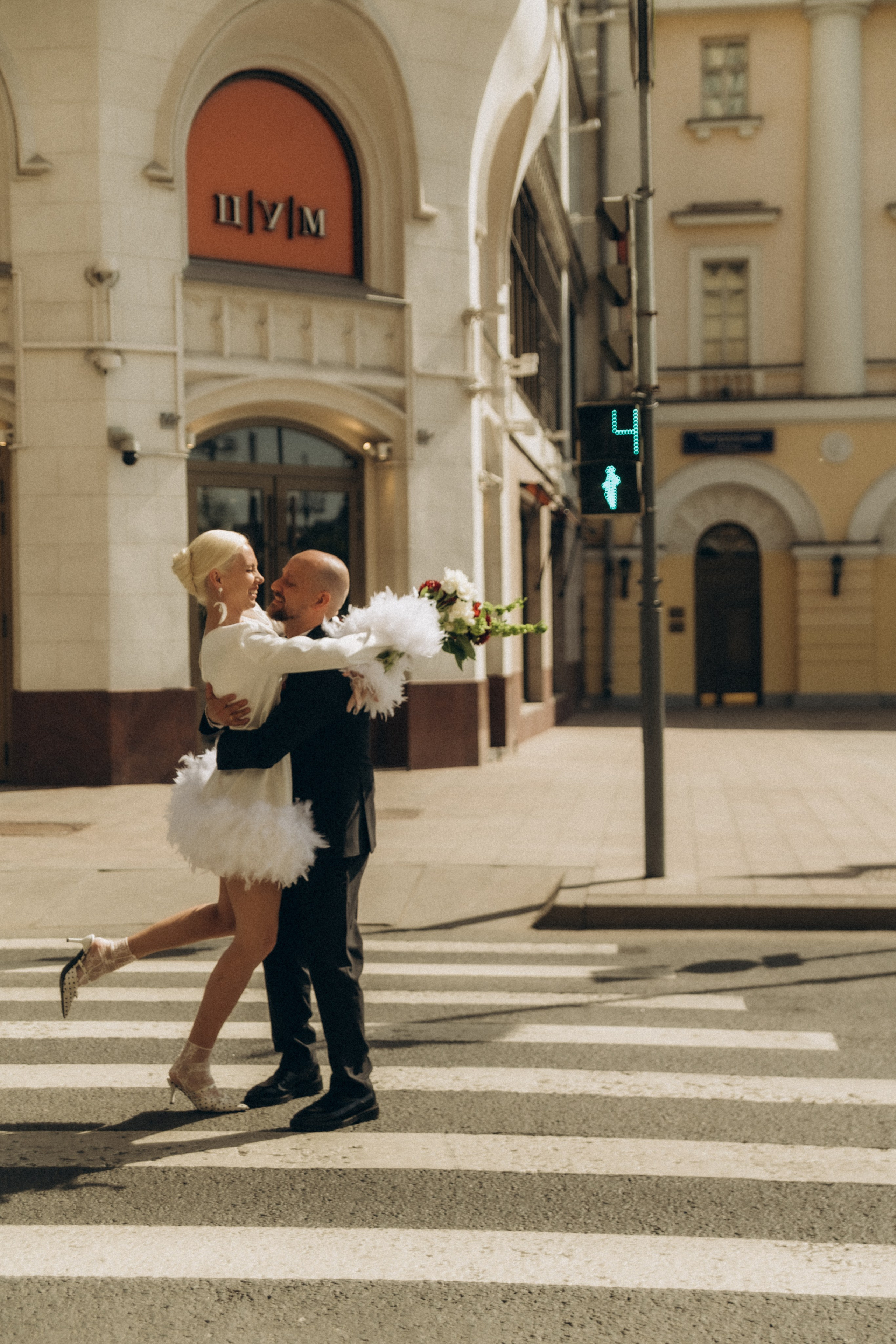 Прогулка у Большого театра. Гаврилова Настя семейный фотограф lifestyle в Москве