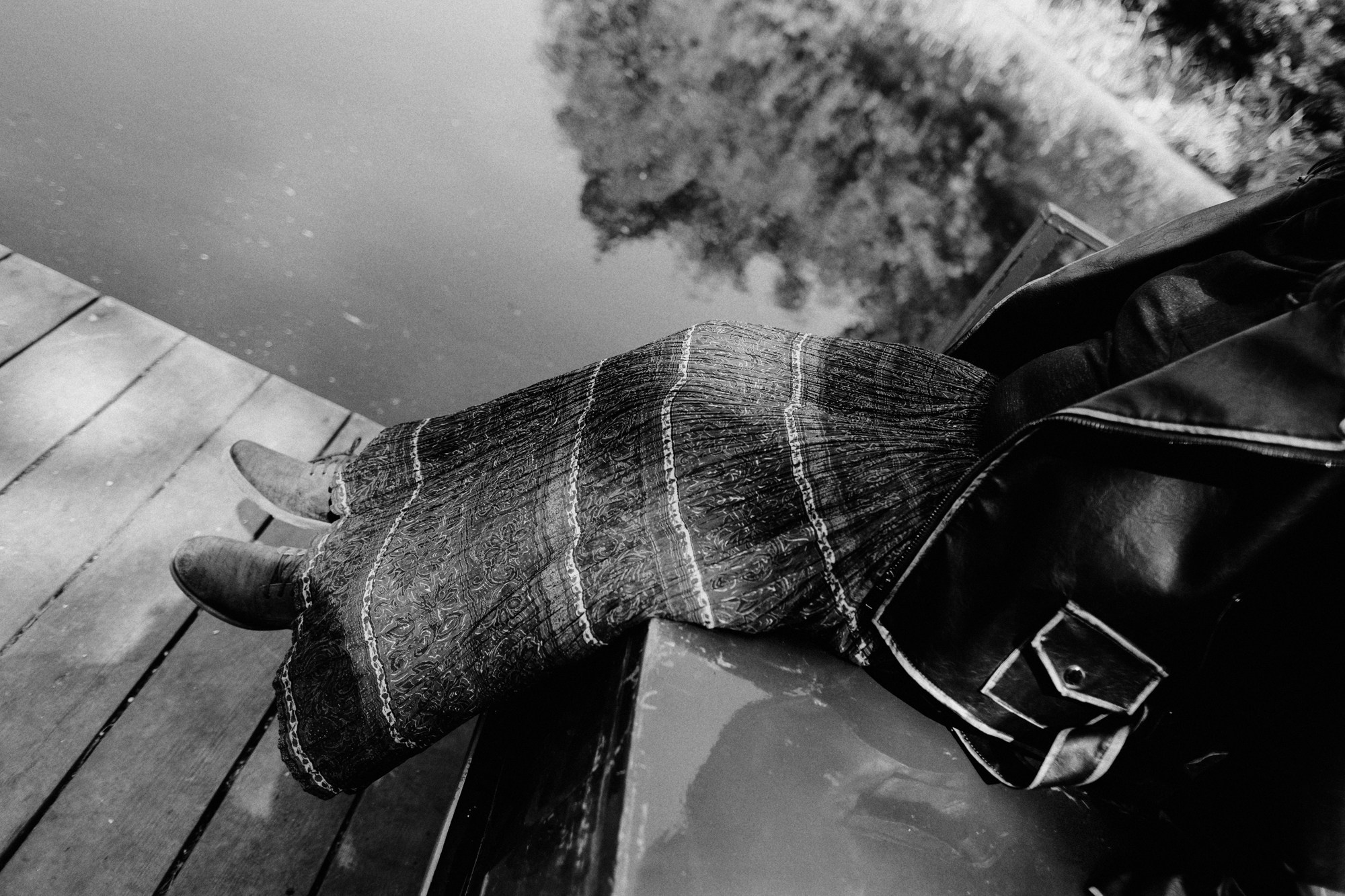 Лаконичная композиция с моделью у воды, минималистичный стиль и глубокие природные оттенки в портфолио тюменского фотографа