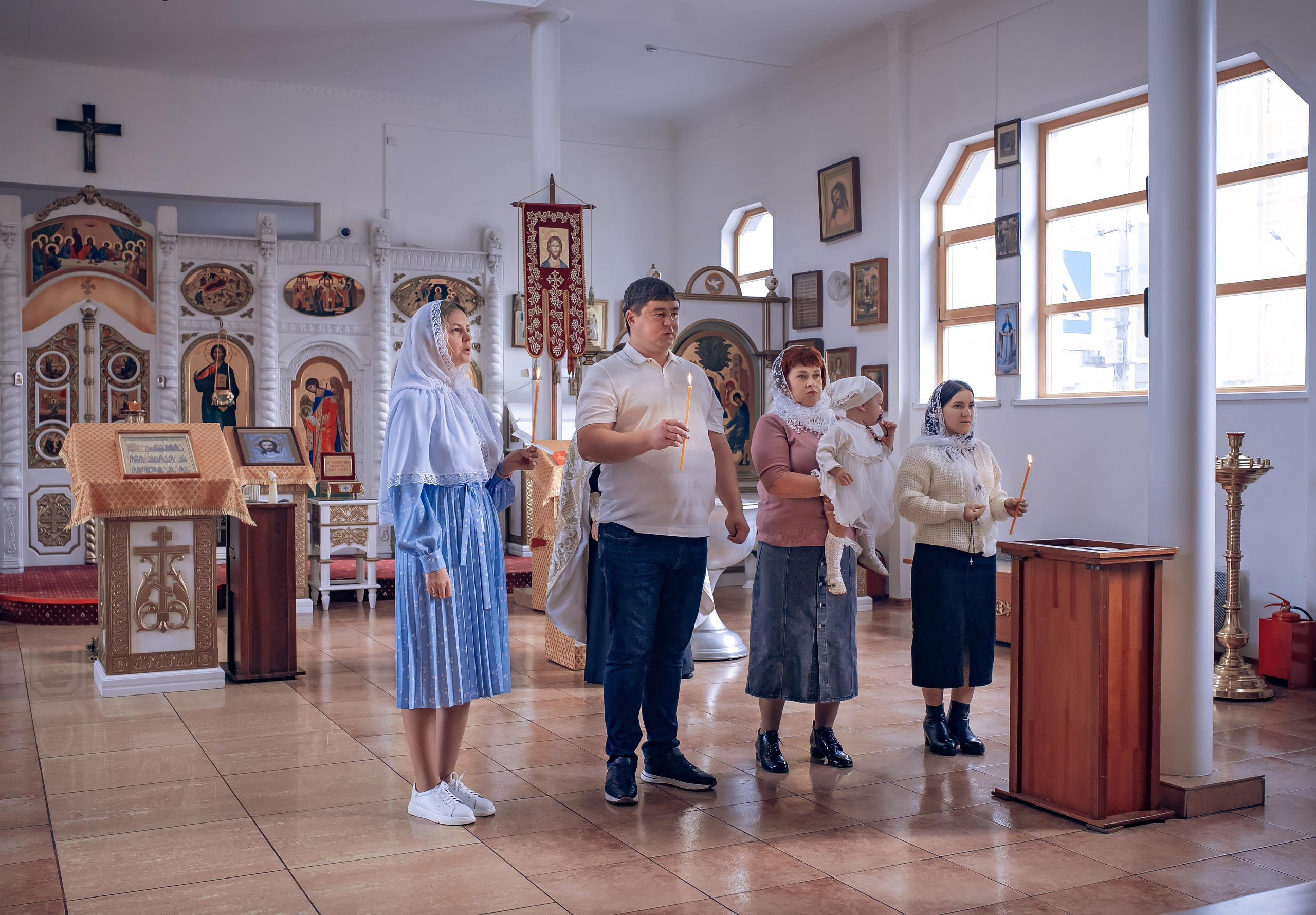 Крещение Алины в Трехсвятительской церкви Красноярск. Фотографы крещения/венчания  Красноярск Татьяна и Вячеслав Переваловы