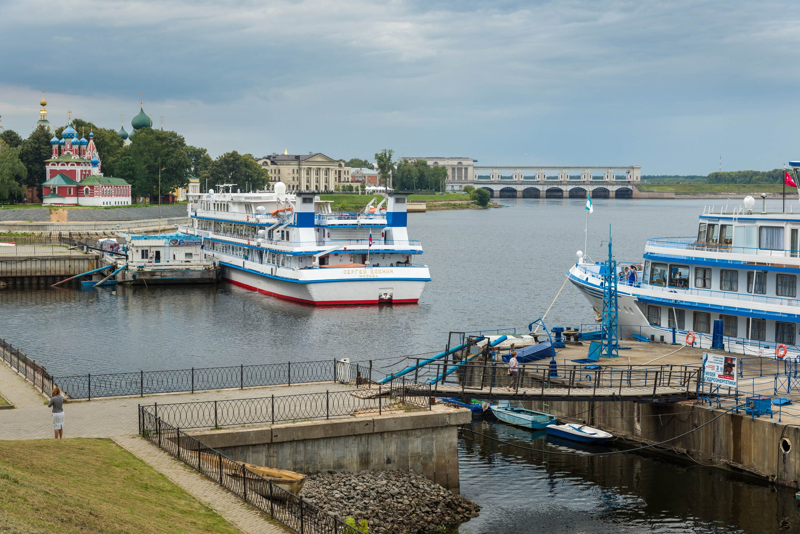 Теплоходы на причале в Угличе