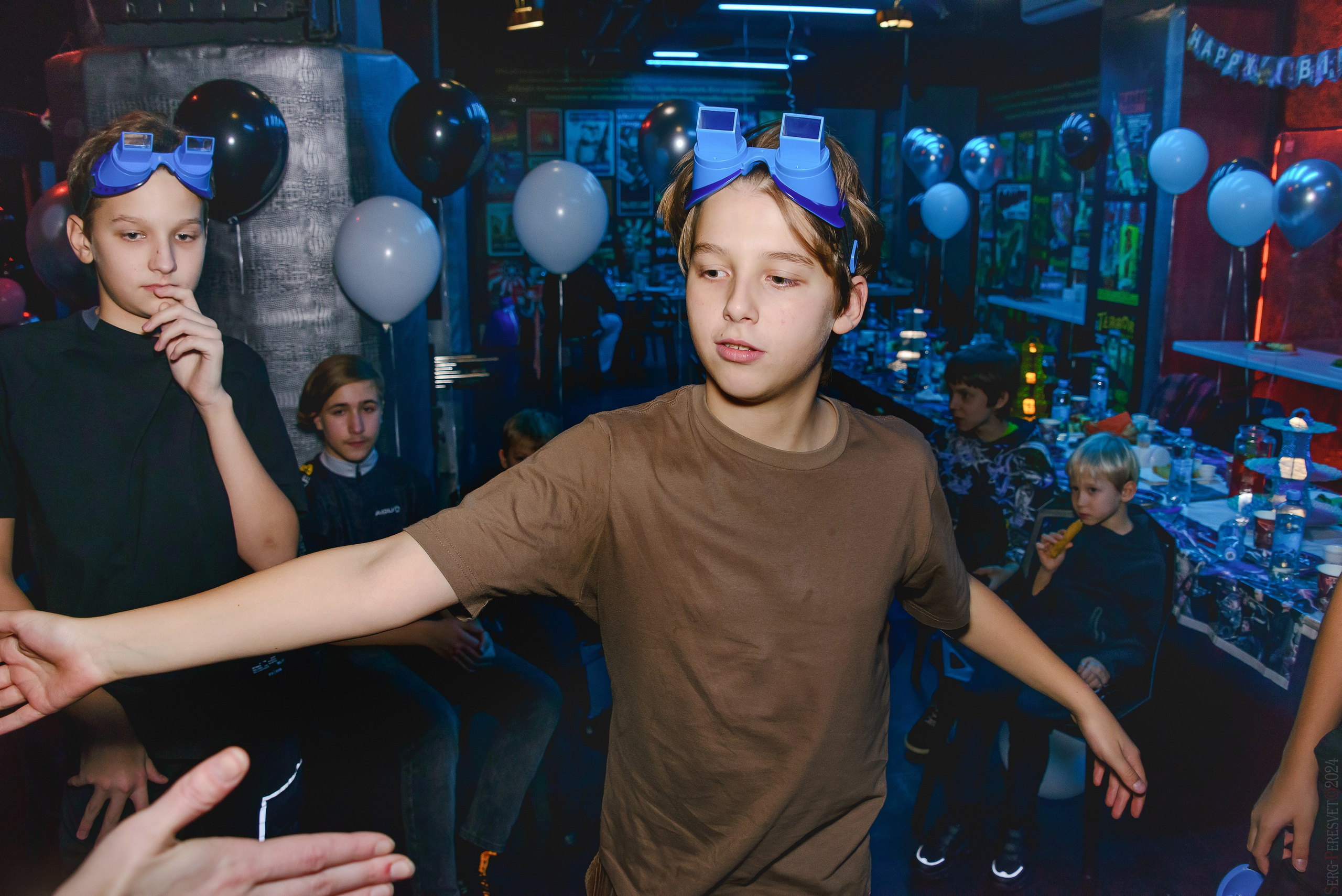 День рождения — шоу 2024-25: мафия, сахарная вата, бумажная дискотека, пиньята, зеркальный лабиринт. Ваш фотограф на праздник в Москве, Раменском, Жуковском, Люберцах