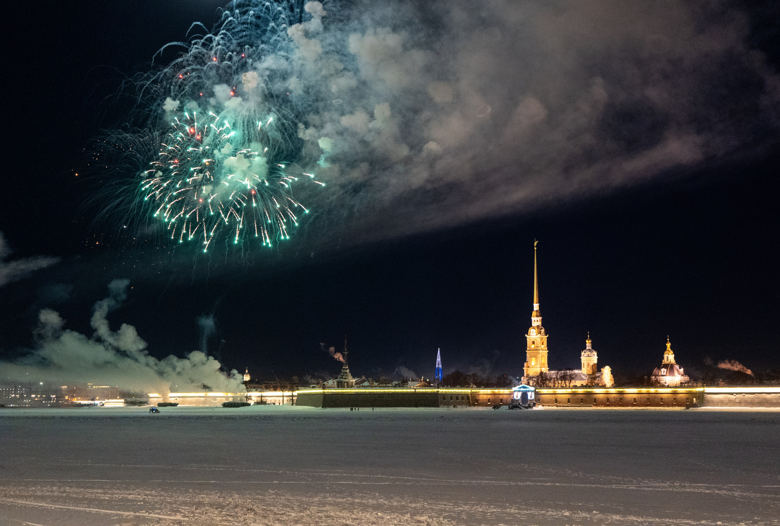 Праздничный салют в честь Дня защитника Отечества. Главная