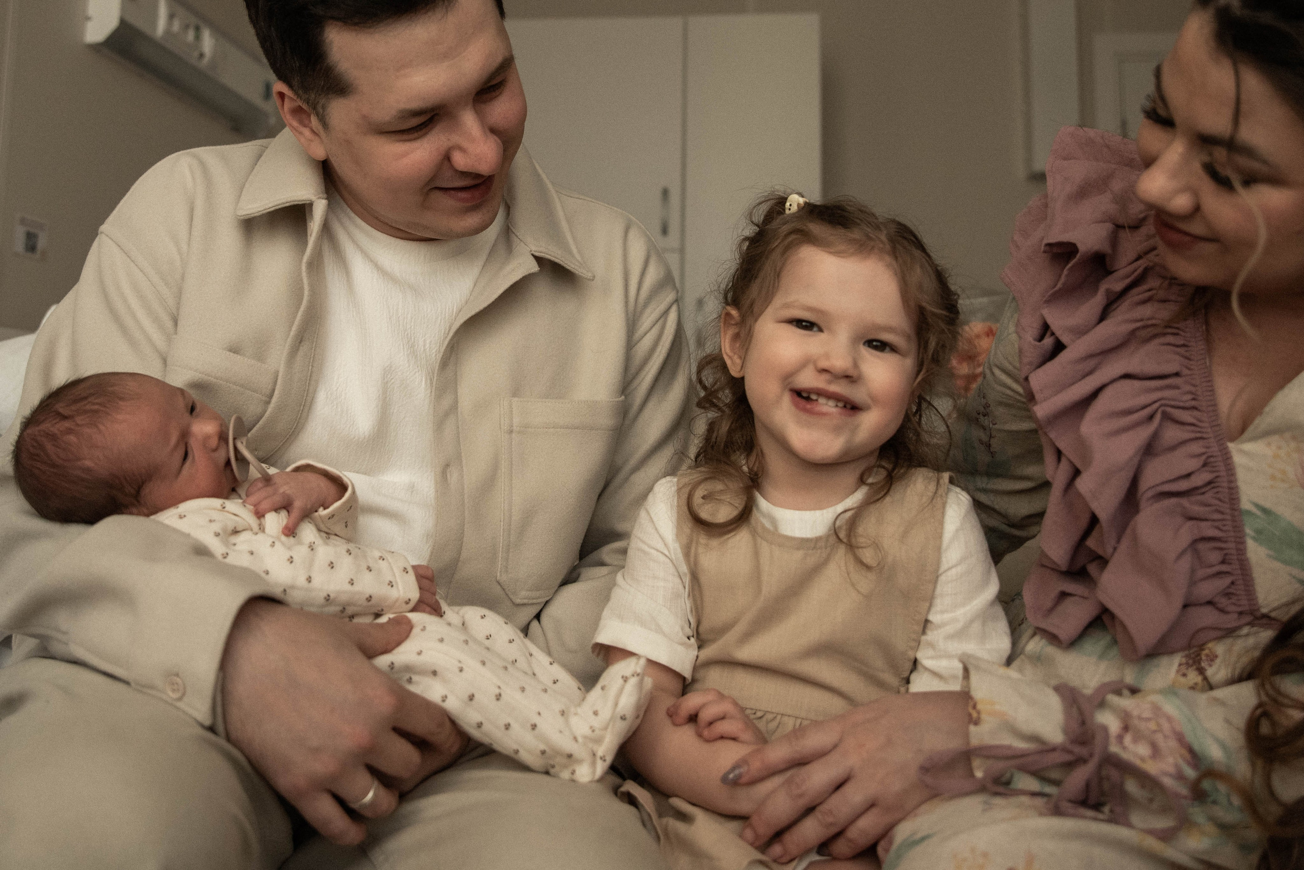 Выписка Маэля. Роддом Лахта Мать и Дитя. Фотограф на роды и семейные истории в Санкт-Петербурге Татьяна Дмитренко
