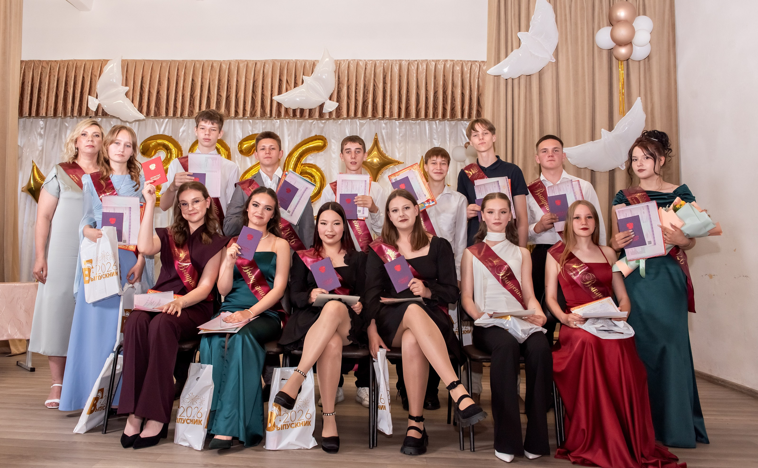 Выпускной школы № 3 вручение аттестатов в актовом зале. Свадебный и семейный фотограф в Кыштыме Челябинске Марина Шигапова