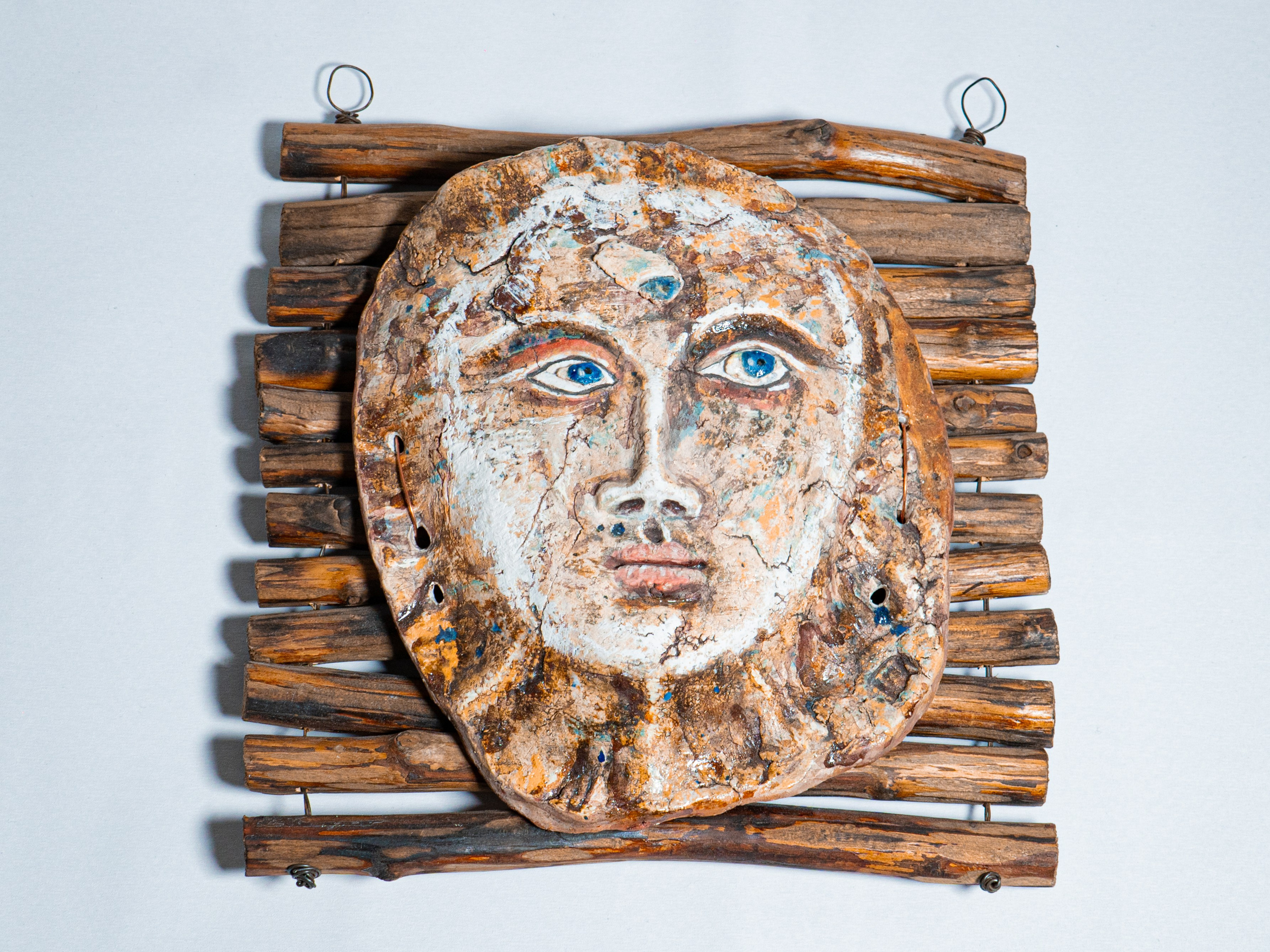 Настенное пано из керамики и дерева