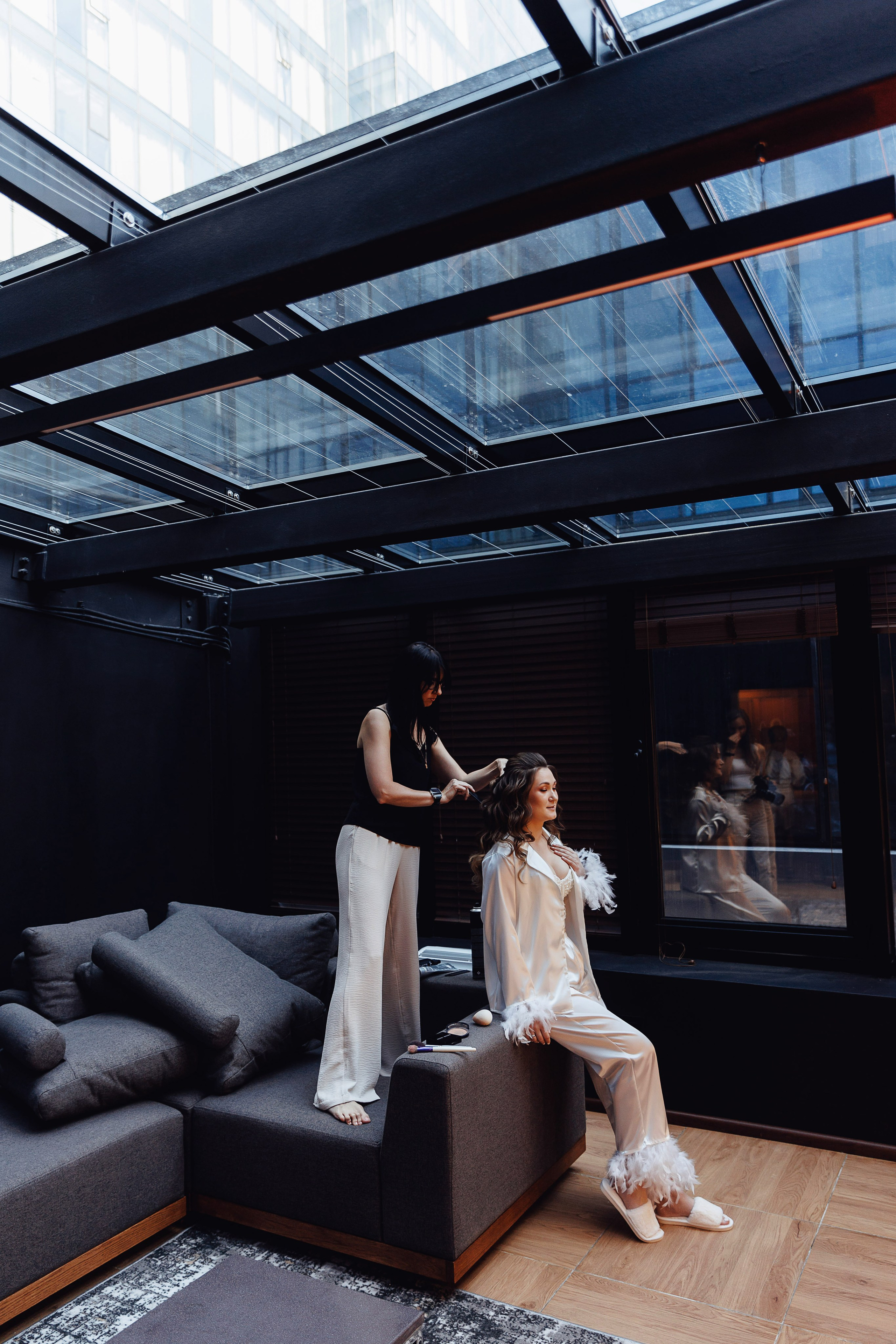 Невесте делают причёску в отеле Мариотт перед свадебной фотосессией