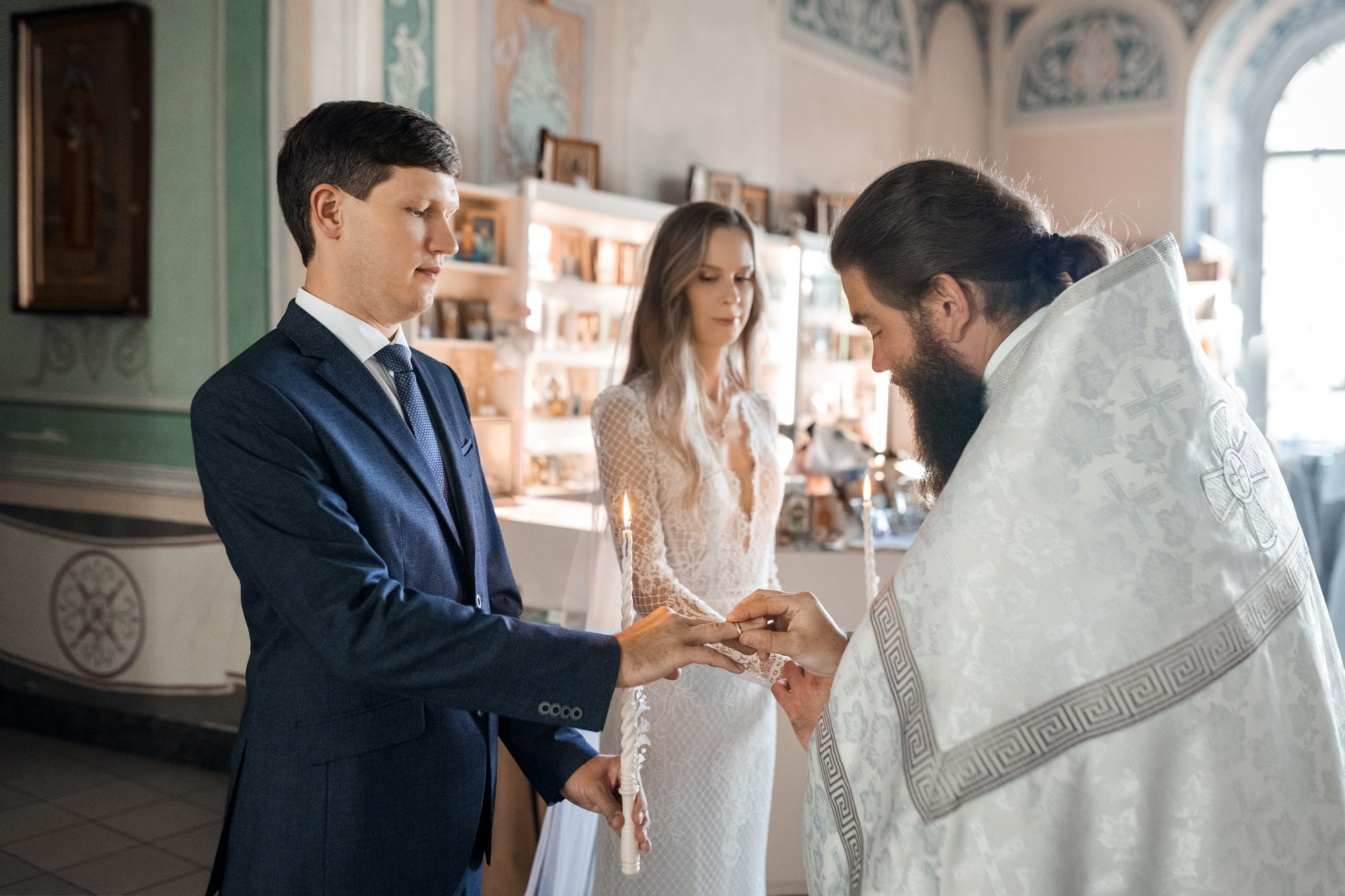 свечи, иконы, аналой, венцы, молитва, благословение, православная свадьба.