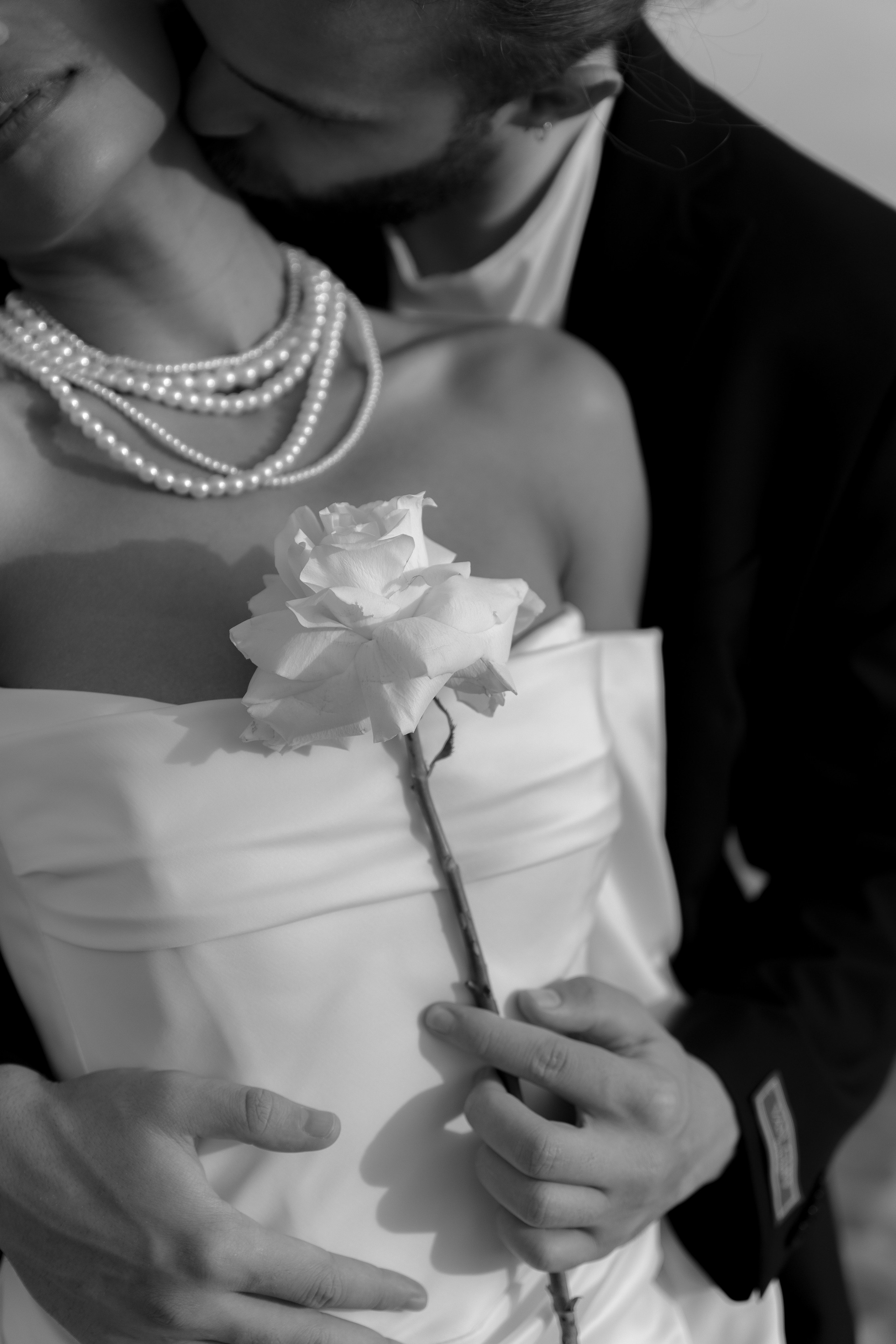 Выездная регистрация на море с белыми розами. Свадебный фотограф Калининград