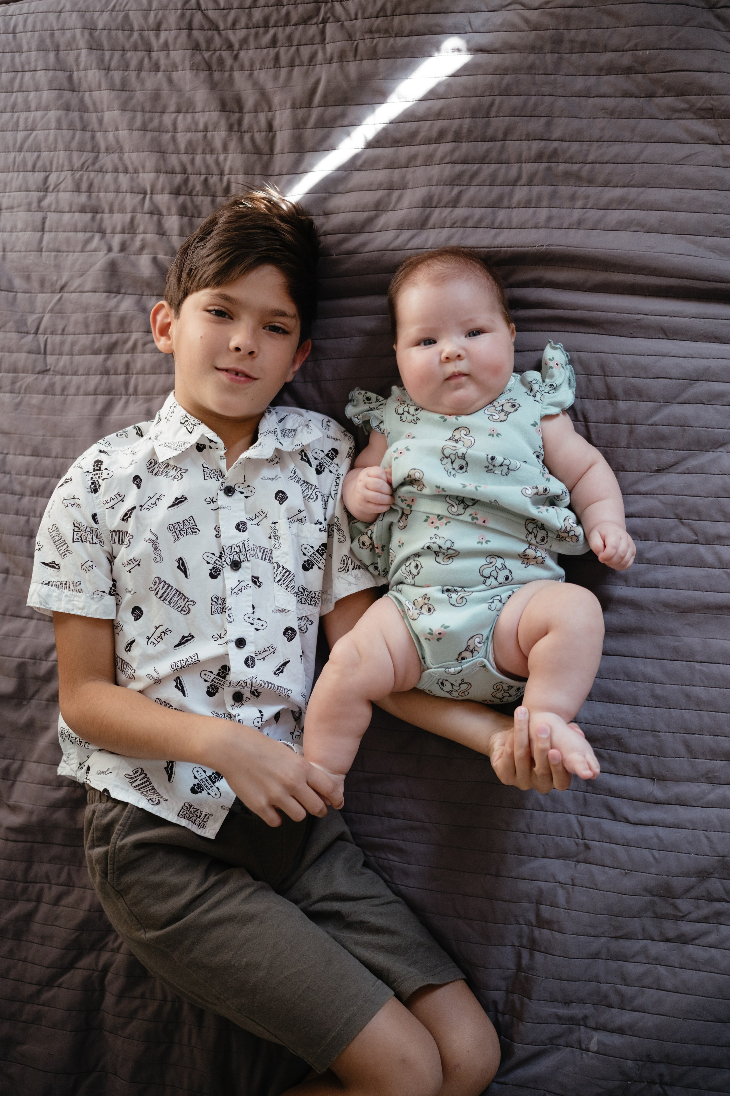 Алиса дома с мамой, братом и котом. Семейный детский ньюборн фотограф в Москве Марта Петрова