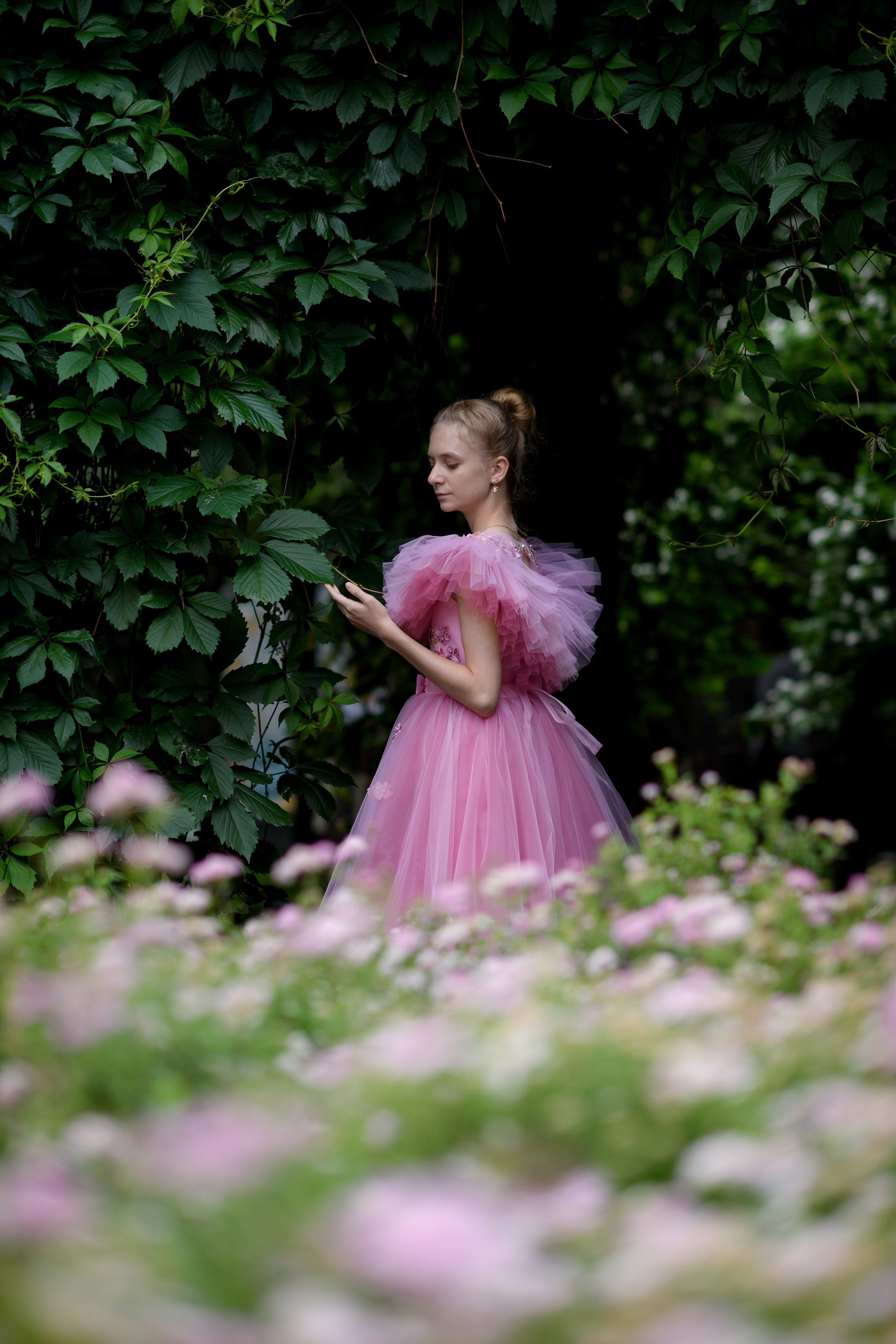 В цветущем чубушнике в саду имени Баумана. Главная