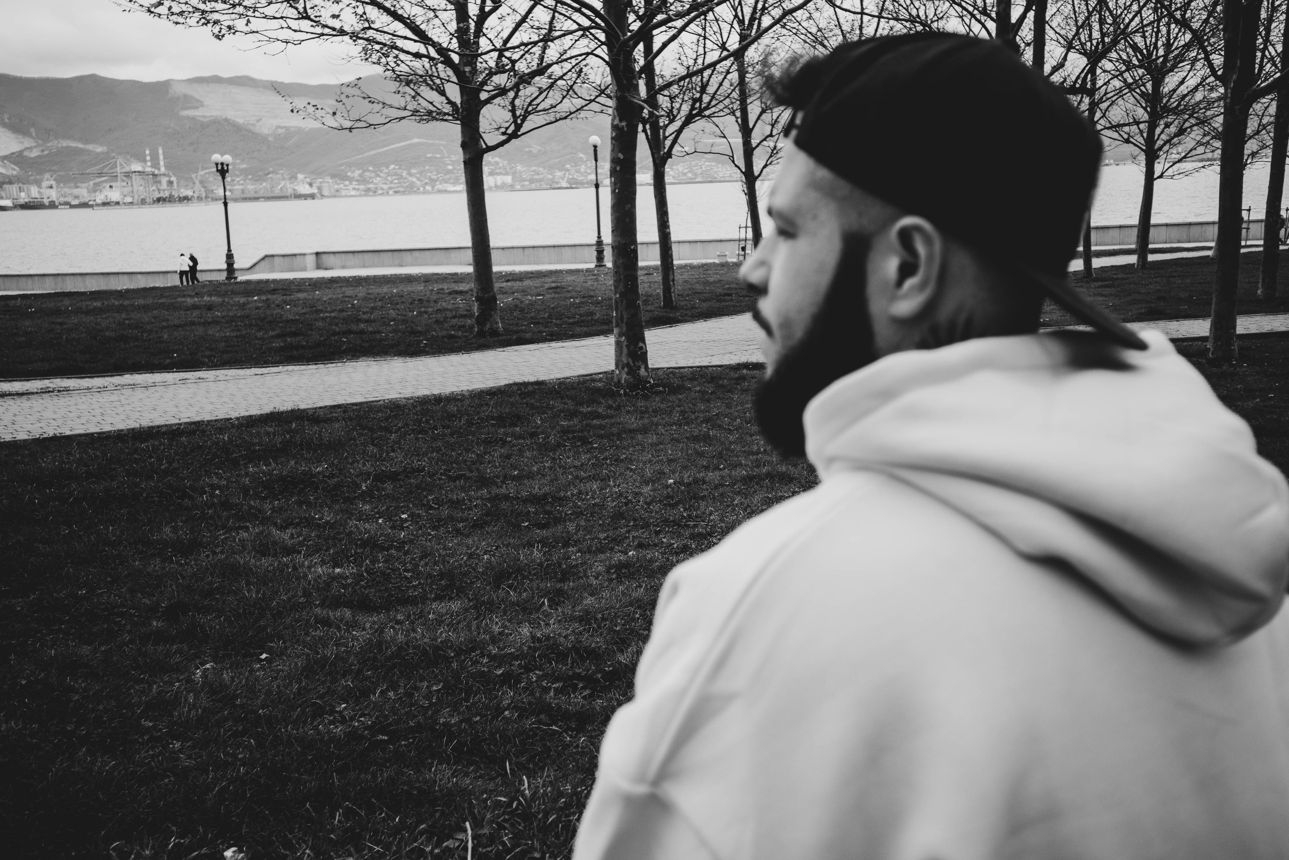 О. Уличный фотограф Города N