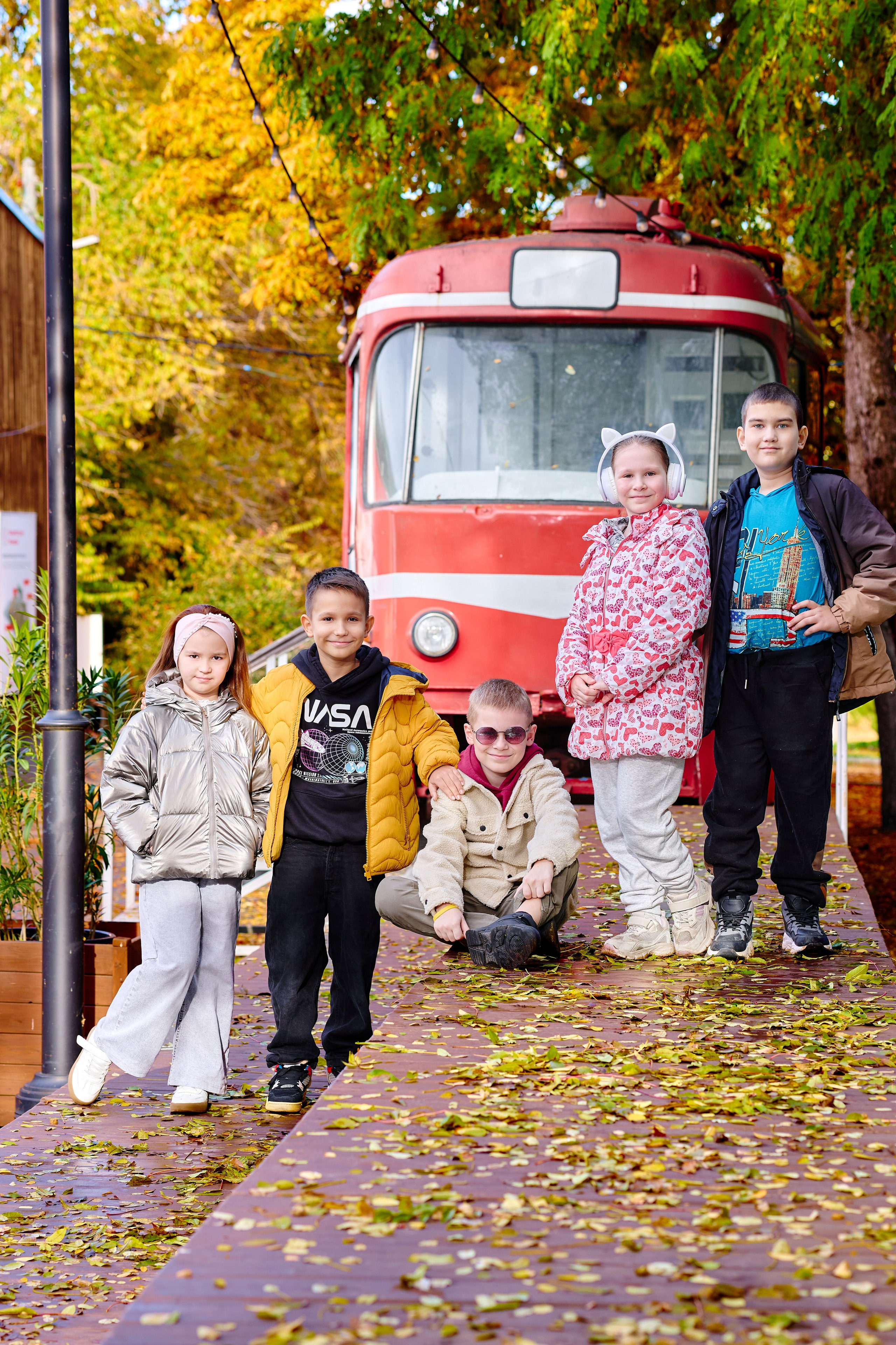 Прогулка в парке классом. Фотограф Выпускные альбомы Таганрог Сергей Коробченко