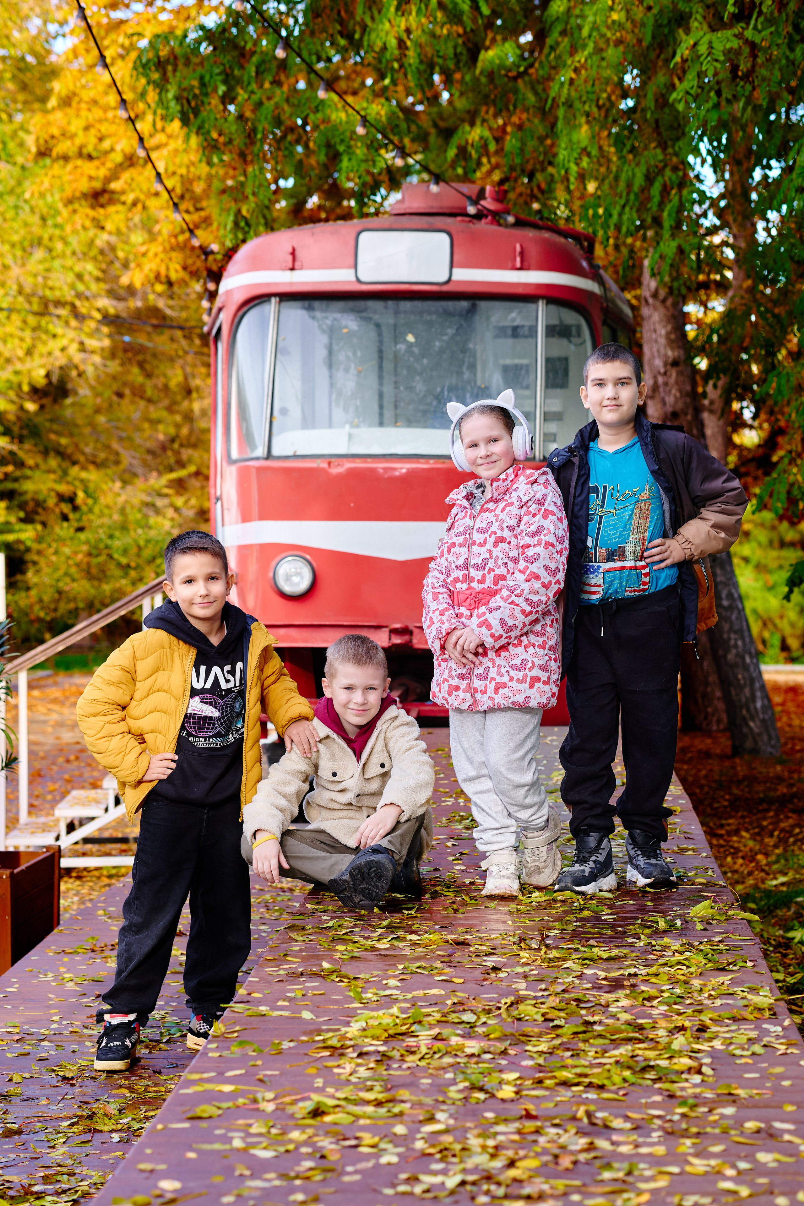 Прогулка в парке классом. Фотограф Выпускные альбомы Таганрог Сергей Коробченко