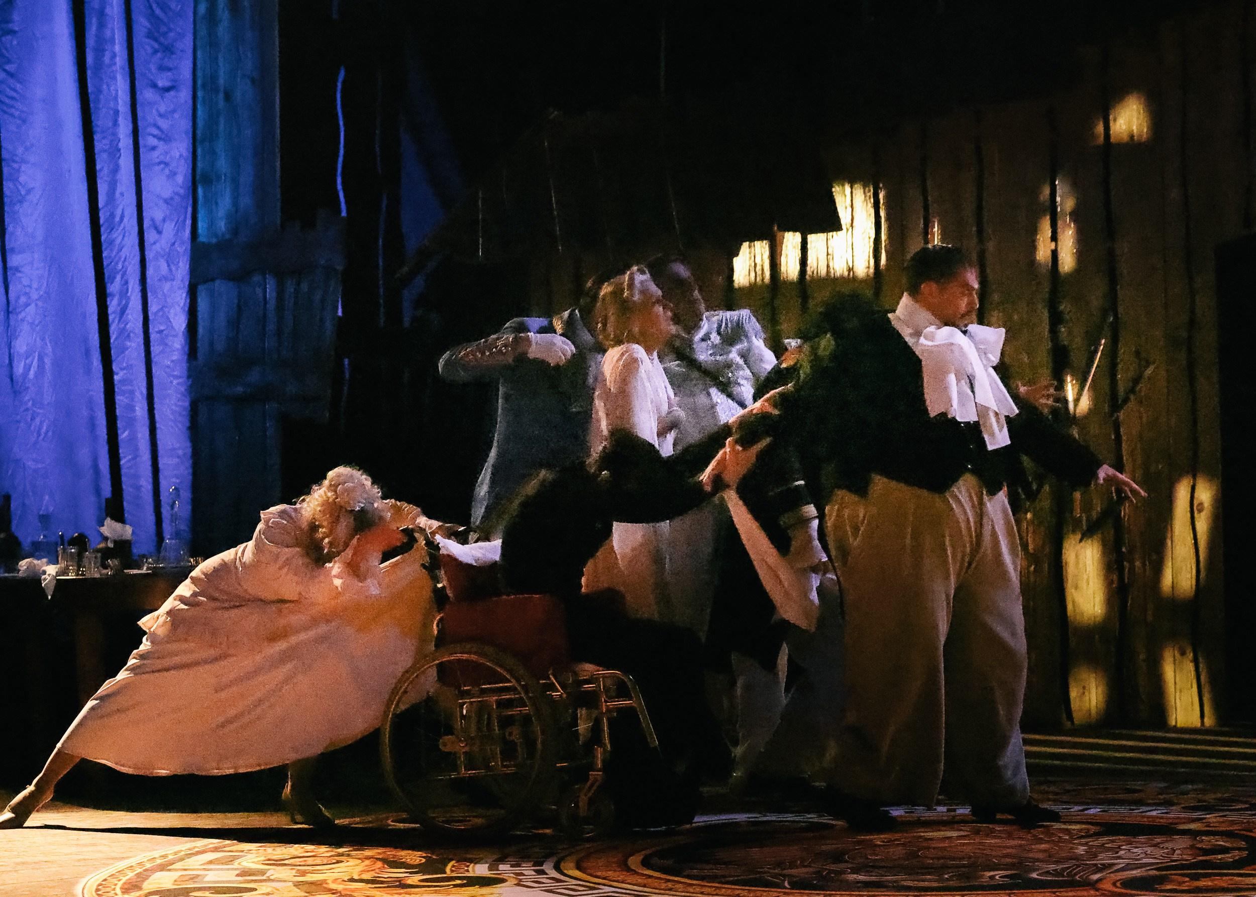 Весёлая женщина. Театр Эрмитаж. Репортажный, архитектурный, театральный и файн-арт фотограф Лена Мельникова в Москве