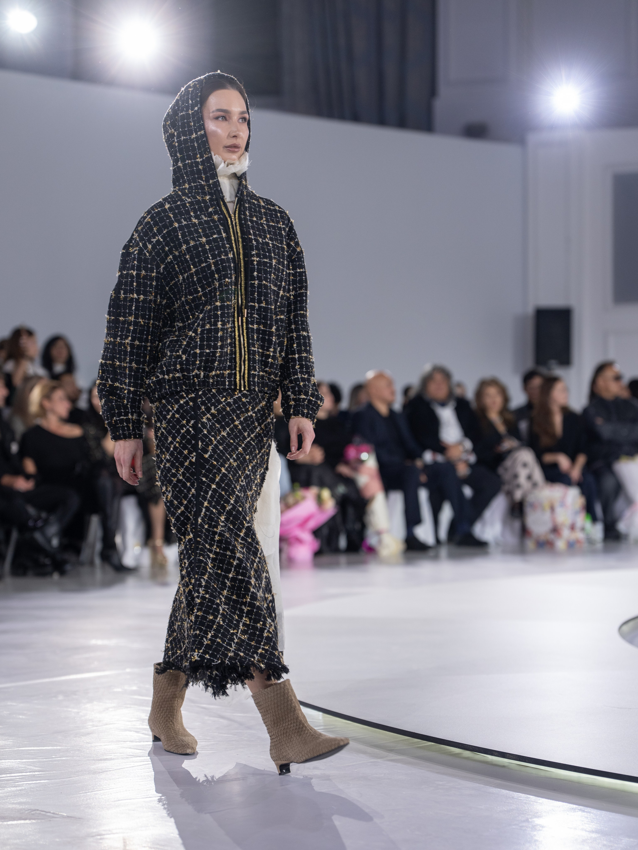 Дизайнер Aida Kaumenova. Сайт Алматинского НЮ АРТ, будуар и фэшн фотографа Дениса Карпенко