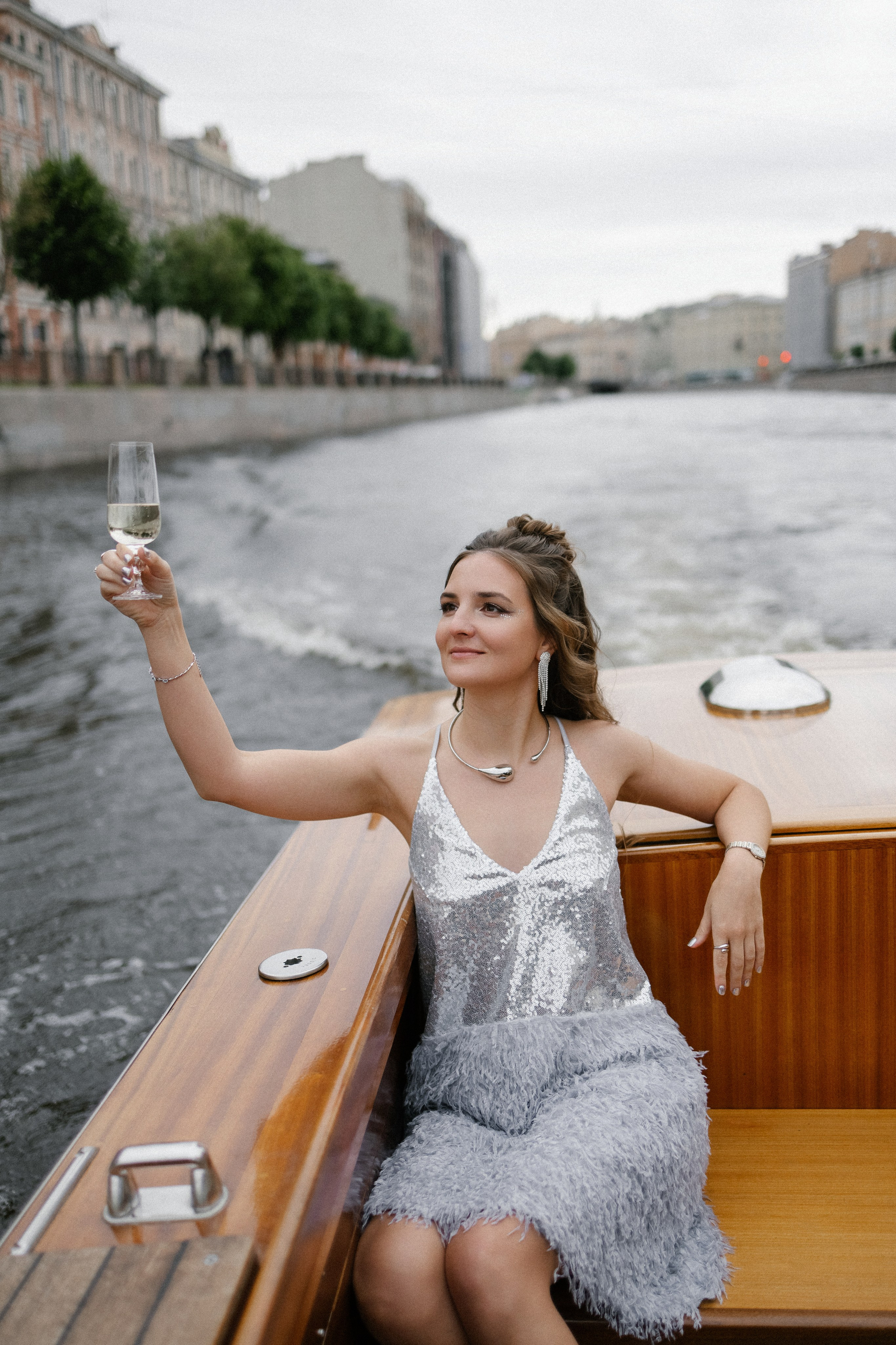 Прогулка на венецианском катере. Свадебный фотограф в Санкт-Петербурге Ксения Кобышева