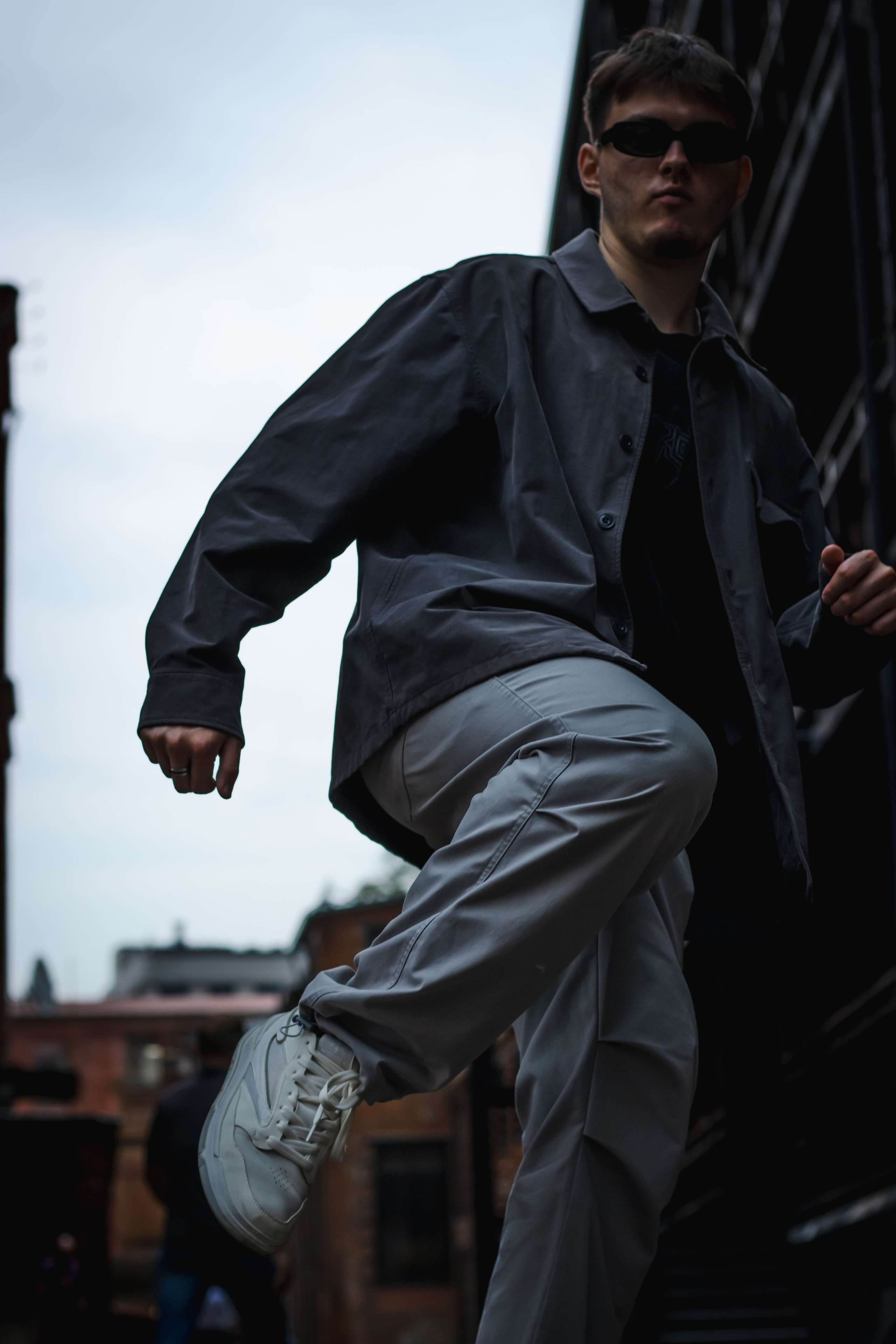 мужчина в прыжке