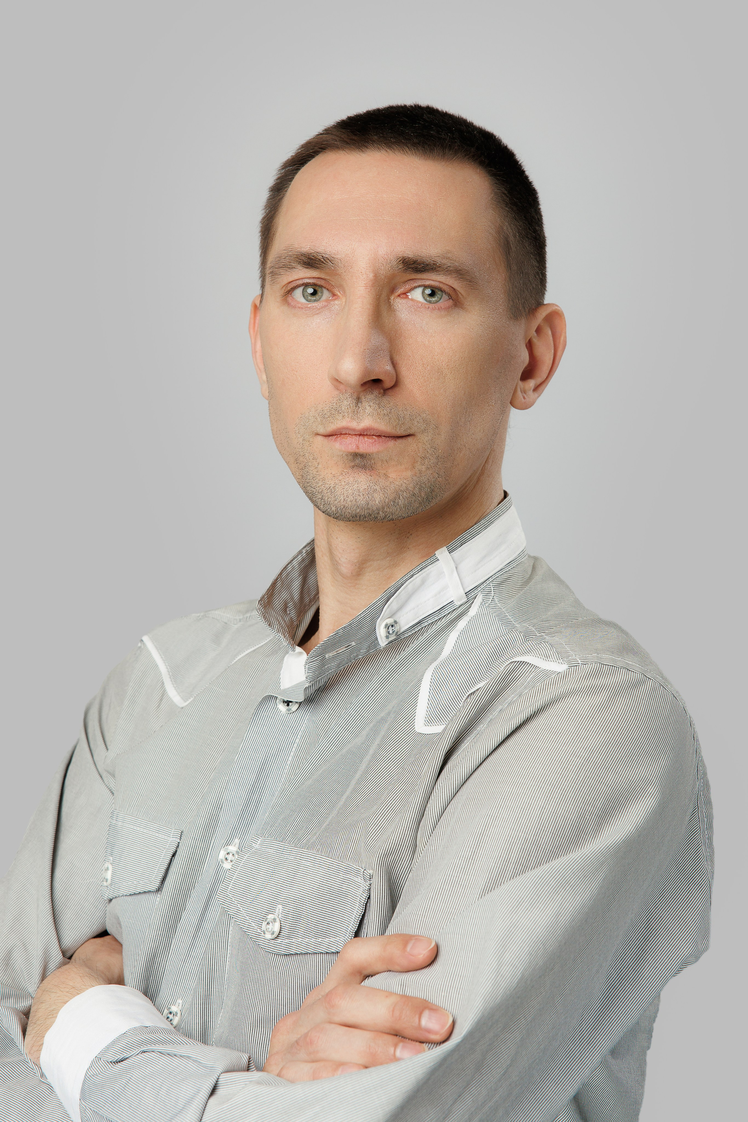 Корпоративный портрет сотрудника на сером фоне