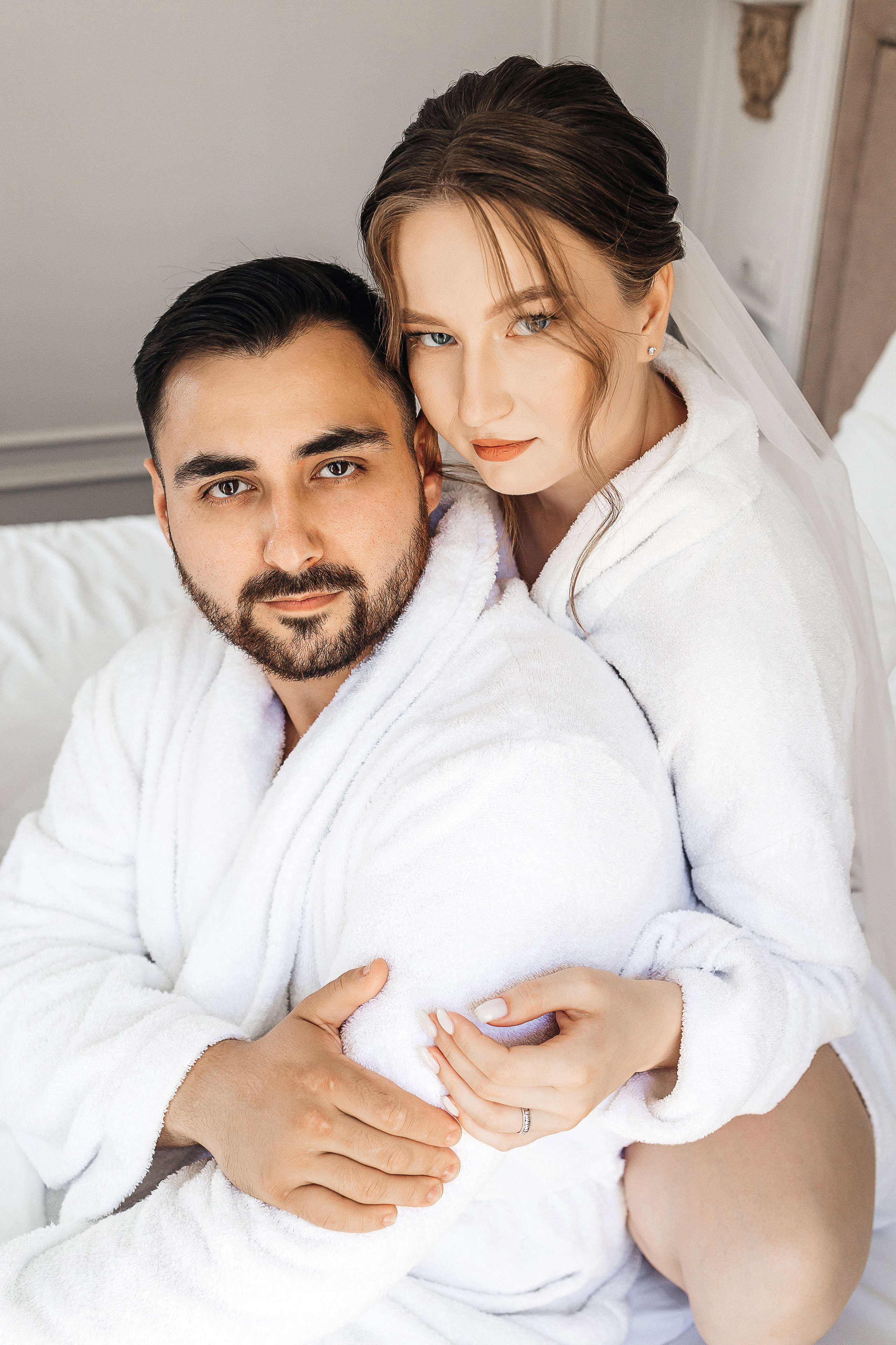 Свадебная фотосессия пары в номере отеля. Олег Сверчков | Свадебный фотограф Вологда