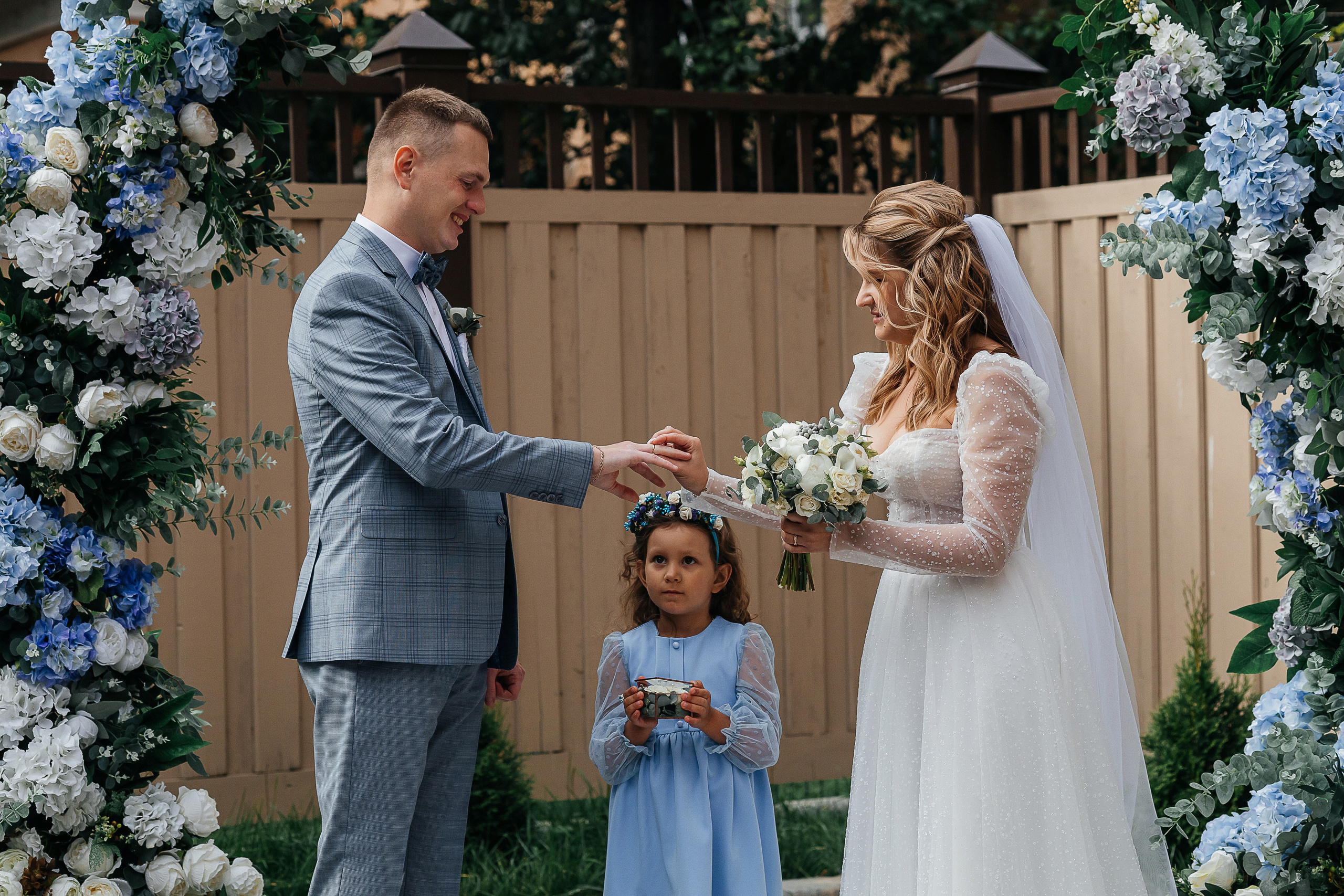 Трогательная выездная церемония в уютном дворике отеля. Олег Сверчков | Свадебный фотограф Вологда