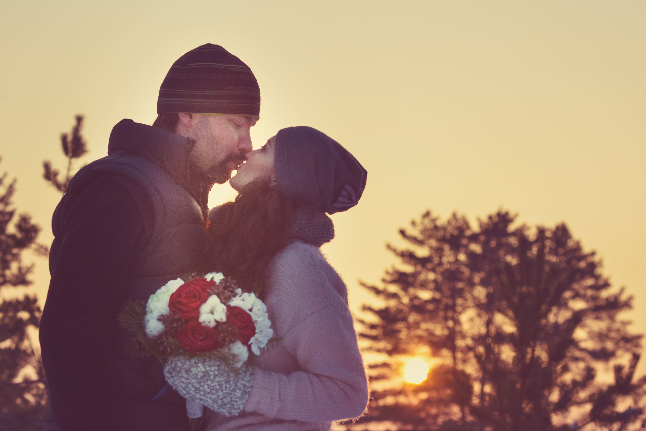 Свадебный поцелуй на закате фото.