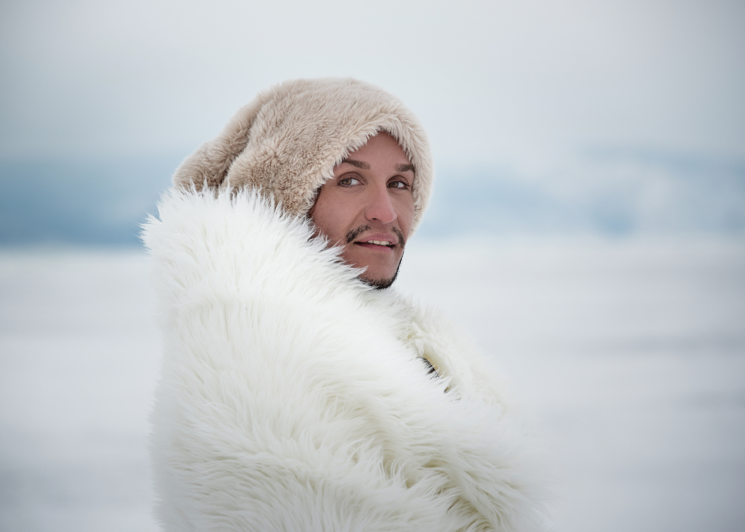 Мужской портрет на природе.