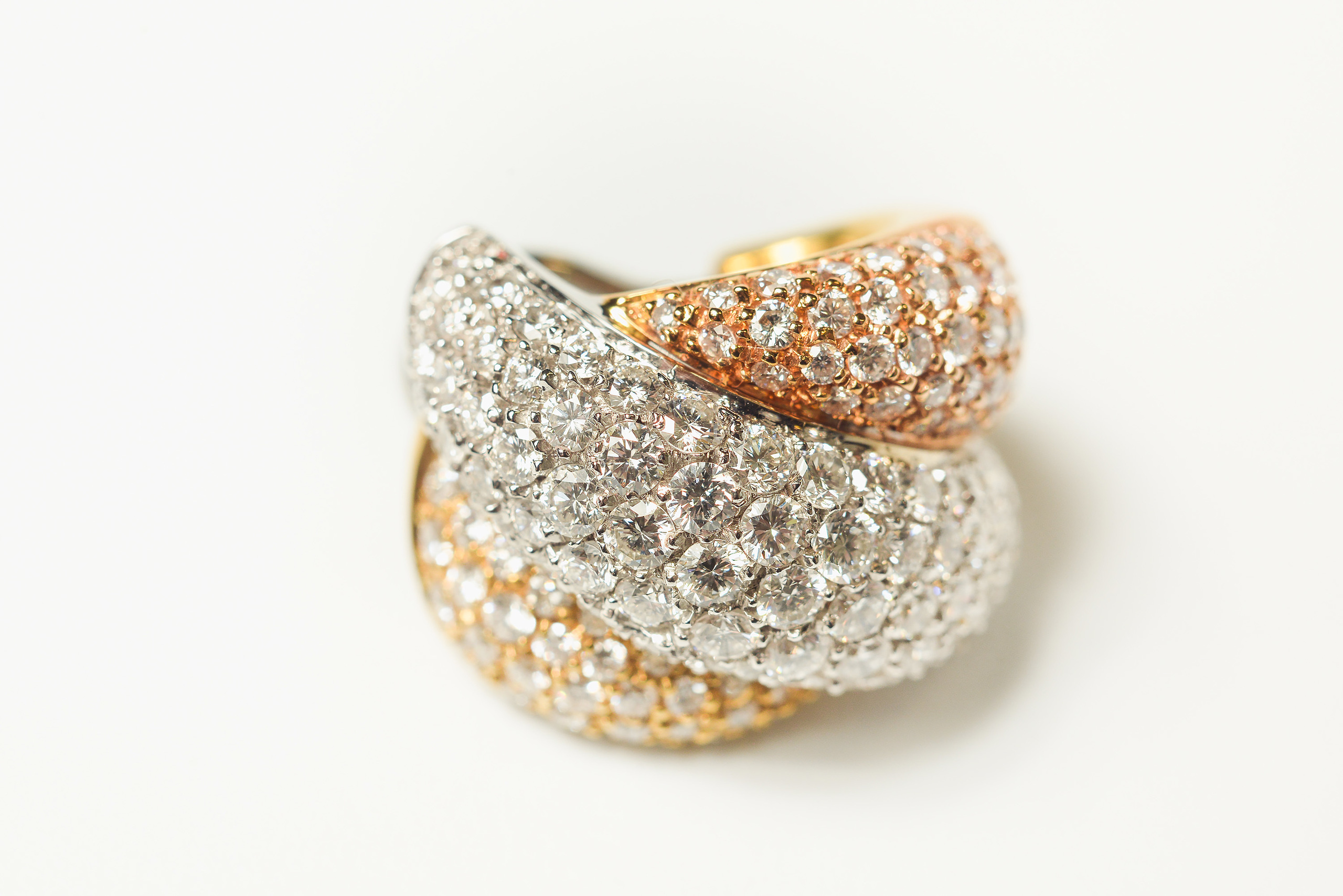 Предметная съёмка ювелирных изделий для рекламы.