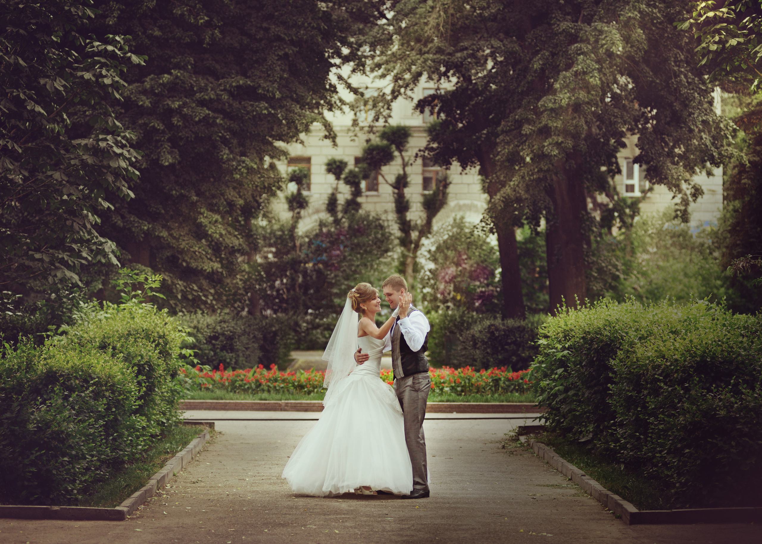 Красивая фотография жениха и невесты в Самаре.