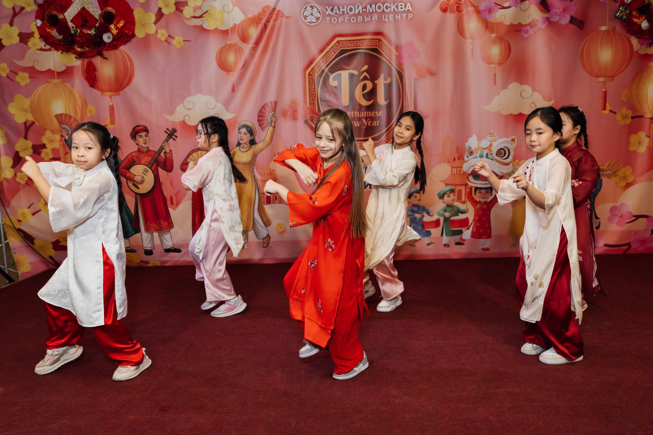 дети танцуют вьетнамские танцы