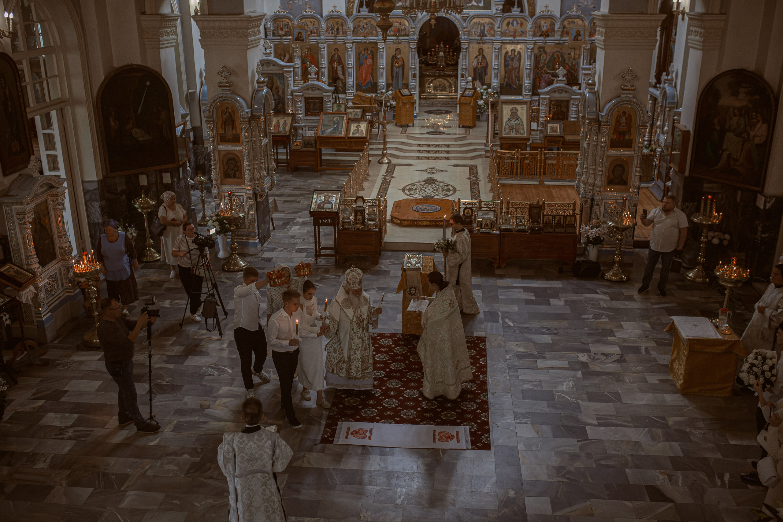 глава Среднеазиатского митрополичьего округа митрополит Ташкентский и Узбекистанский Викентий совершает таинство венчания в Успенском соборе Ташкента