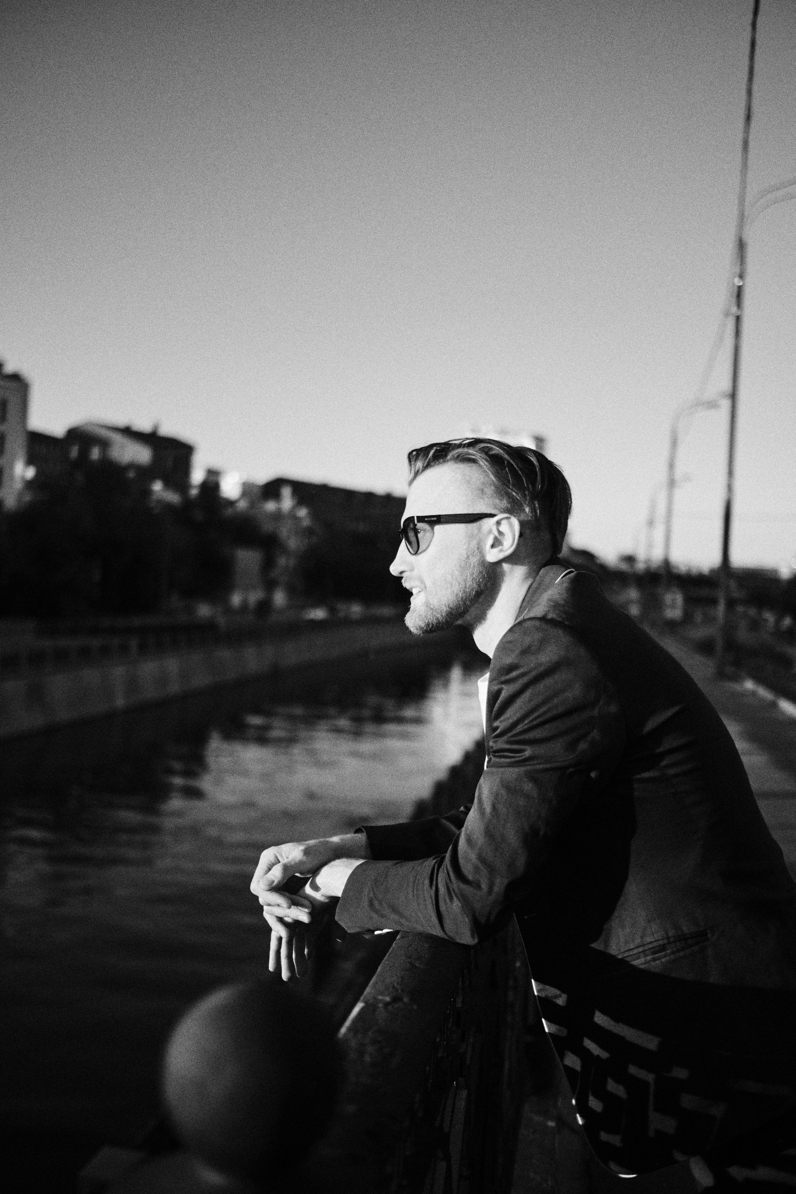 Мужчина стоит и смотрит вдаль у Яузы