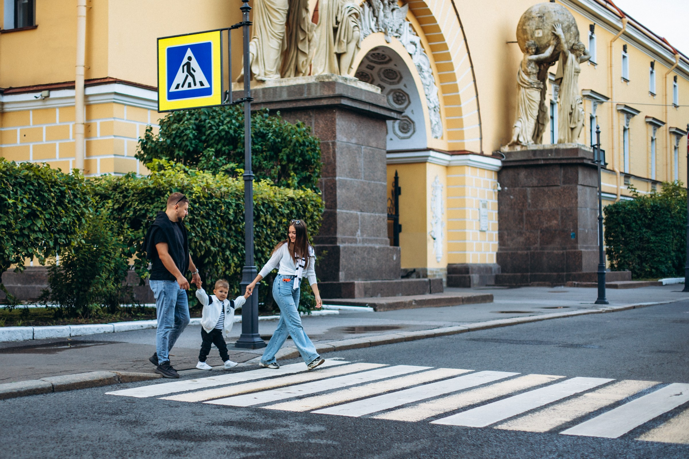 Яна с семьей в августе. Фотопрогулка в Петербурге. Индивидуальный и семейный фотограф в Санкт-Петербурге