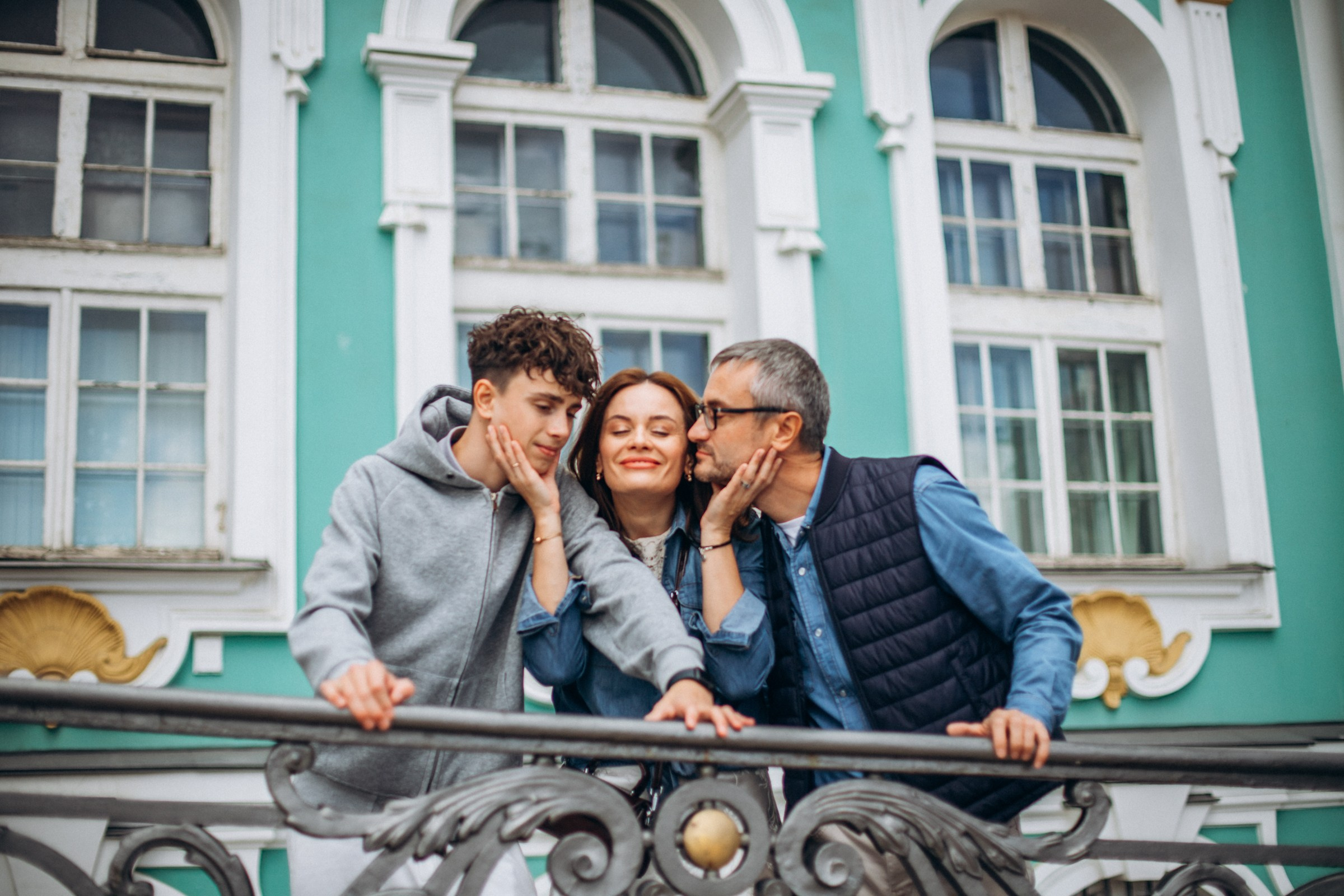 Анна с семьей в августе. Фотопрогулка в Петербурге. Индивидуальный и семейный фотограф в Санкт-Петербурге