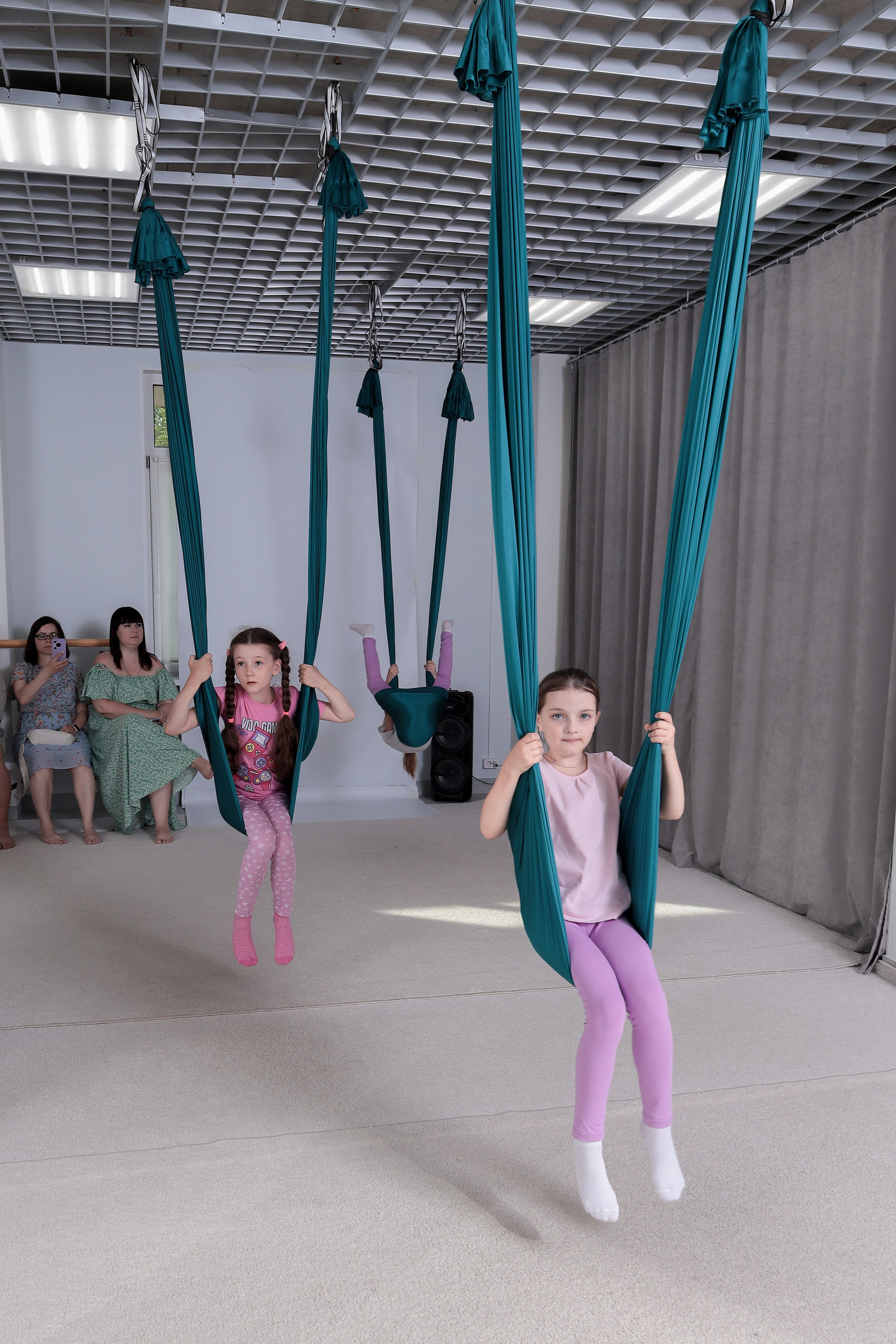 Детская аэройога. Фотограф Надршина Лилия