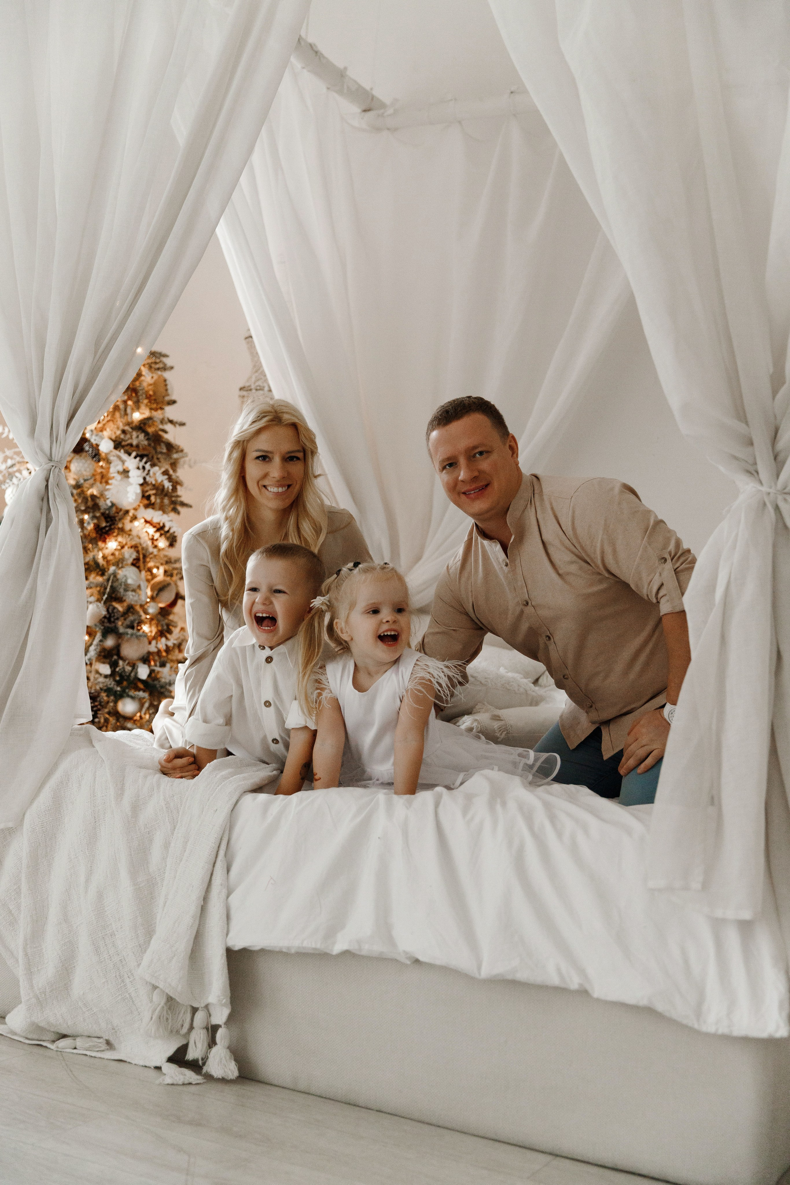 Семейная новогодняя фотосессия в студи Мимика. Фотограф Александра Сыщенко