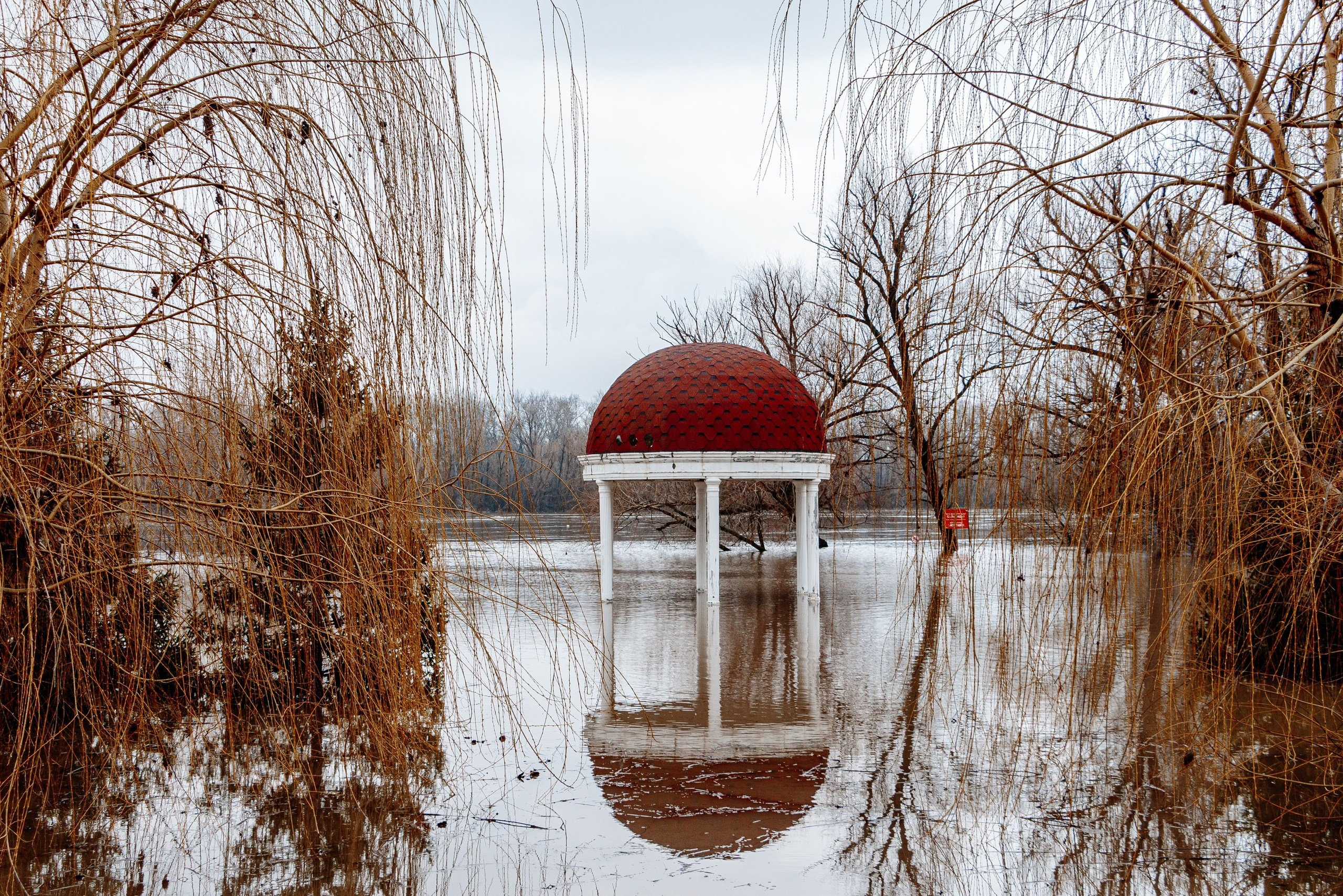 стела, набережная, паводок, потоп, урал, вода, наводнение 2024, наводнение в западно-казахстанской области, ротонда