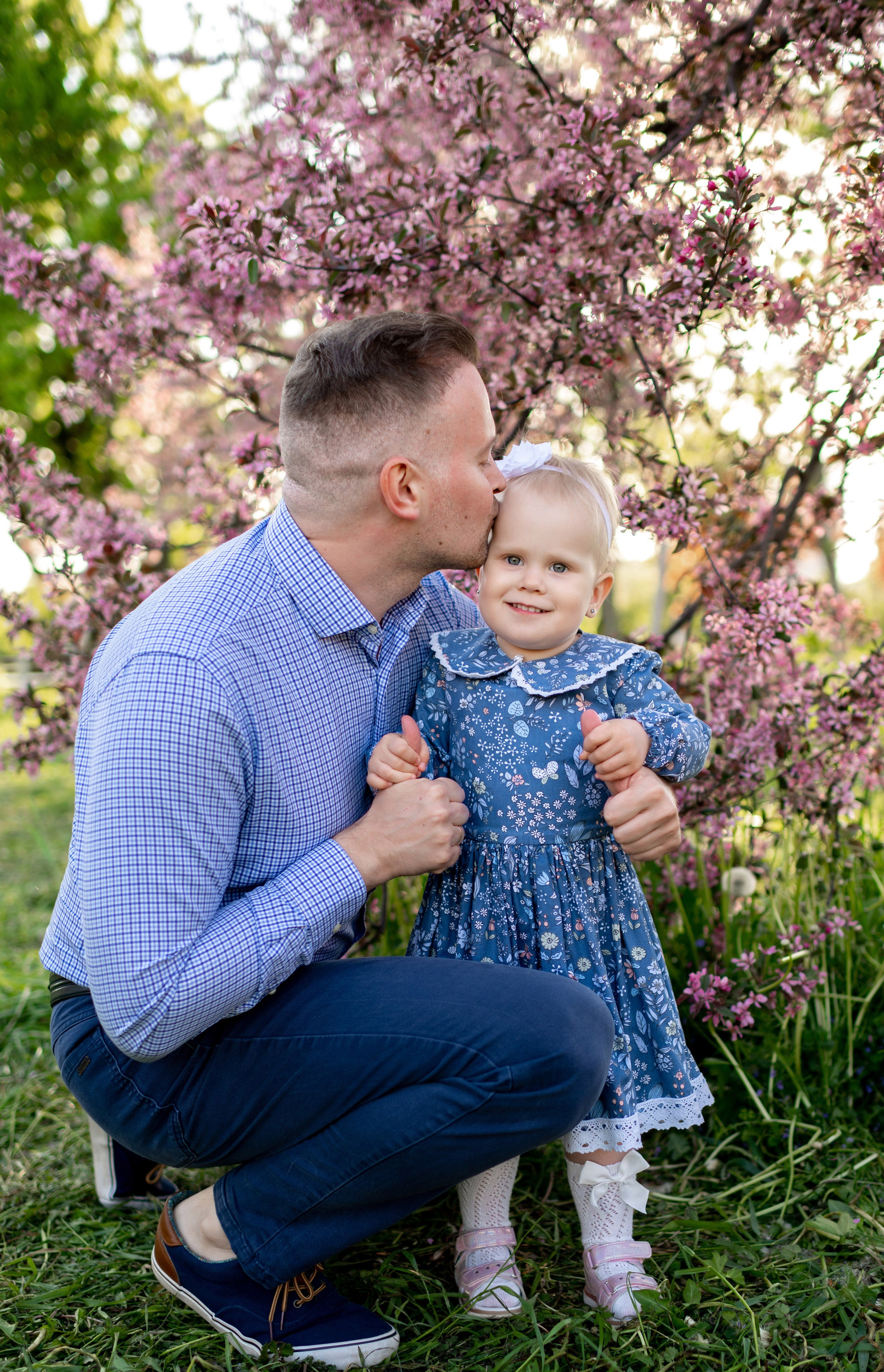 Ника и родители в розовых яблонях. Портретный, семейный и свадебный фотограф в Санкт-Петербурге и в Пушкине Ширяев Денис