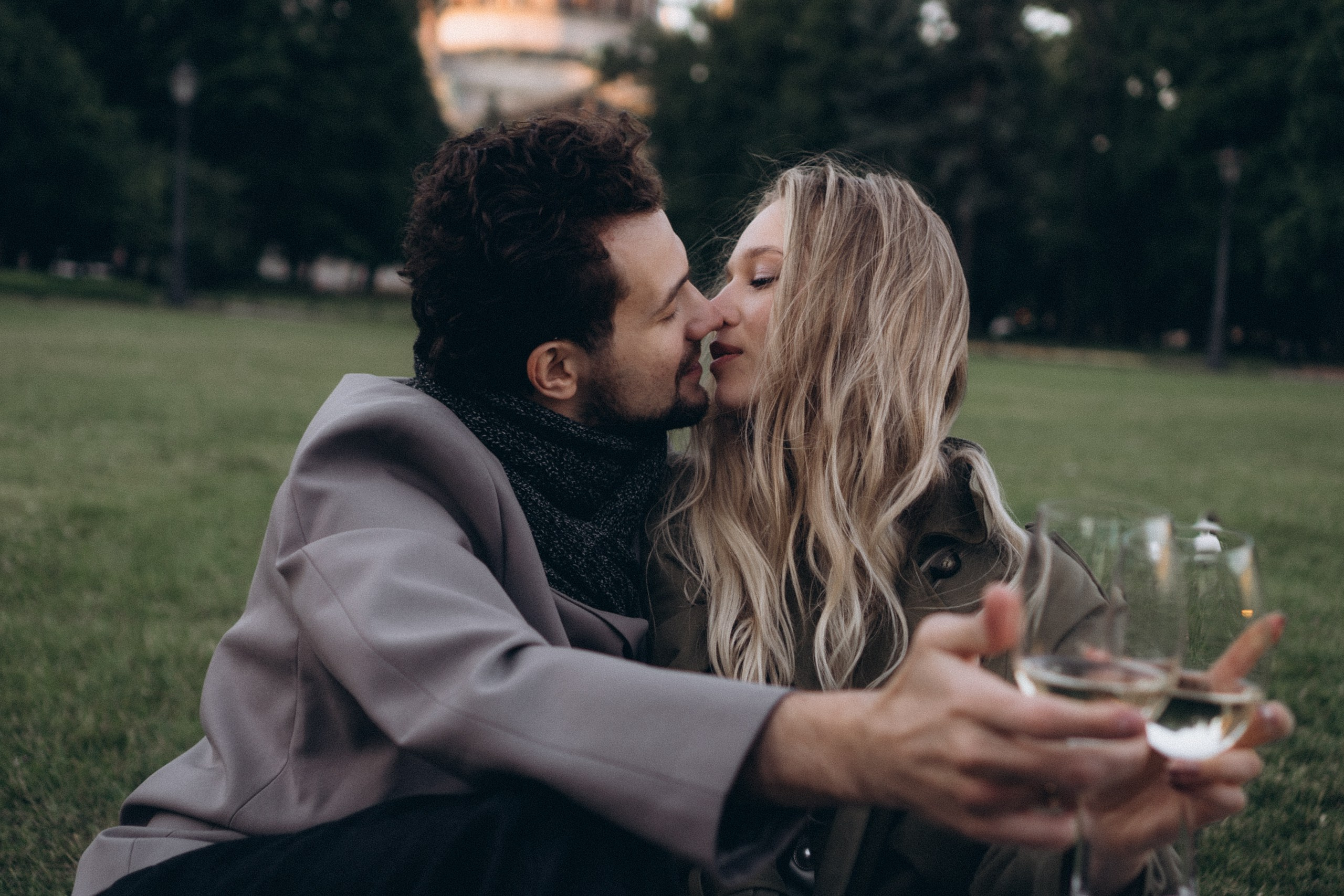 СВАДЕБНАЯ СЬЕМКА ПАРЫ НА РАССВЕТЕ В БЕЛЫЕ НОЧИ И ПРОГУЛКА С РАЗВОДНЫМИ МОСТАМИ И ПИКНИК ВОЗЛЕ ИСАКИЕВСКОГО СОБОРА. Профессиональный фотограф, Санкт-Петербург — Виктория Богомолова