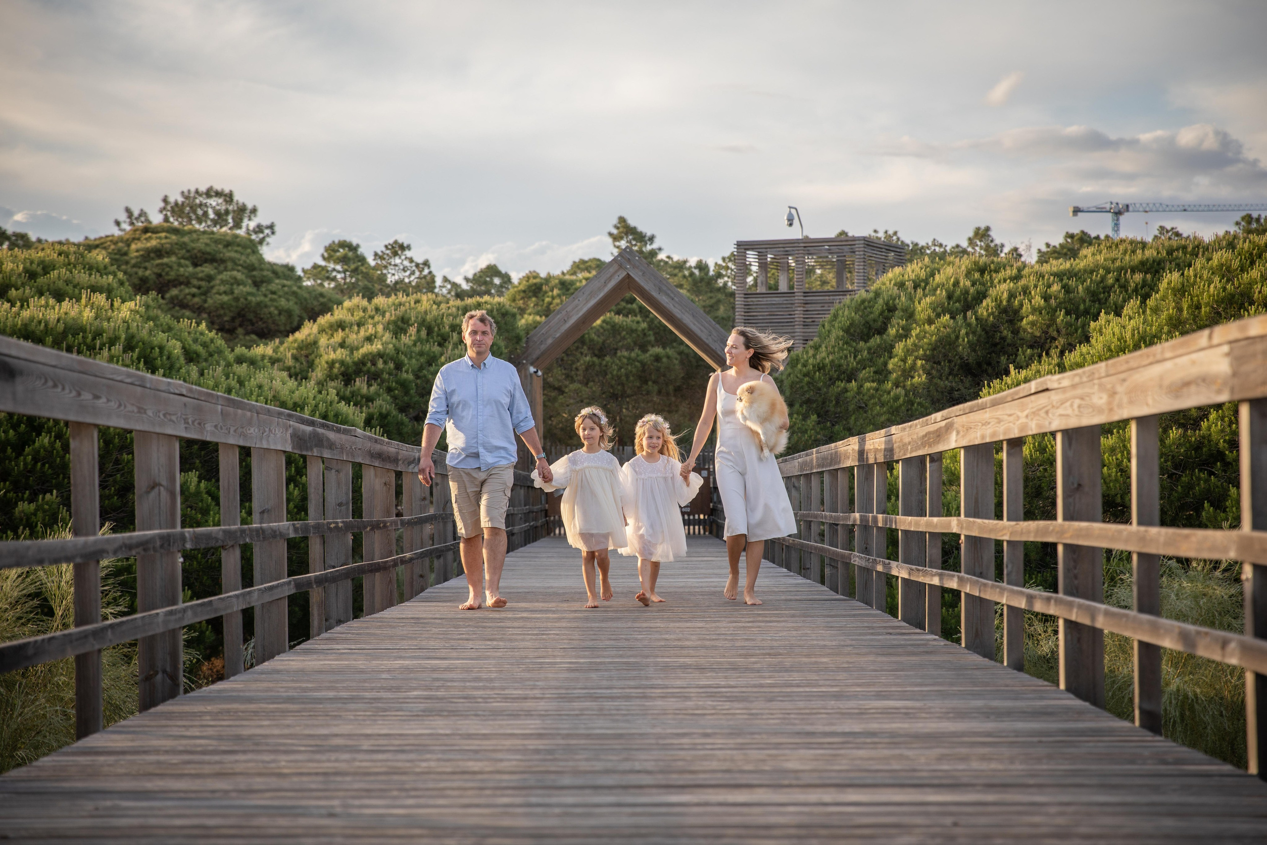 Family on the ocean. Professional Photographer in Portugal. Oksana Lomnova